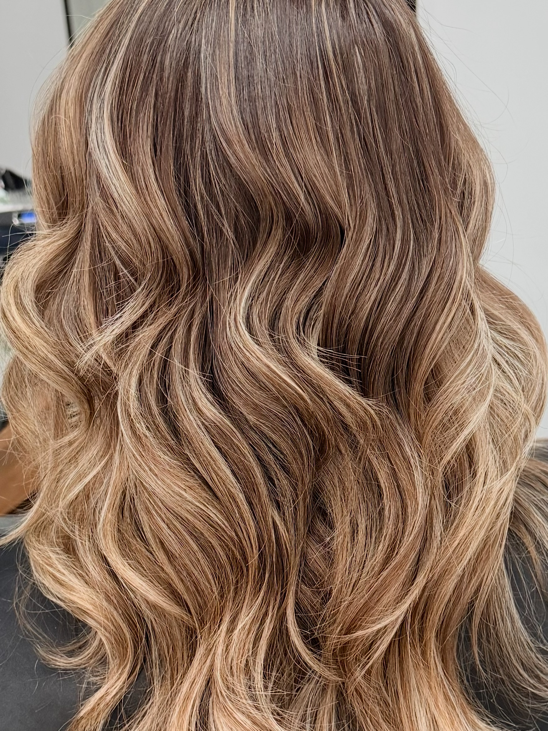 It’s all about the blend 🖌️
Softening regrowth and creating a seamless, natural blonde rather than just covering greys #blendedroors #creamyblondes #harringtonwest
