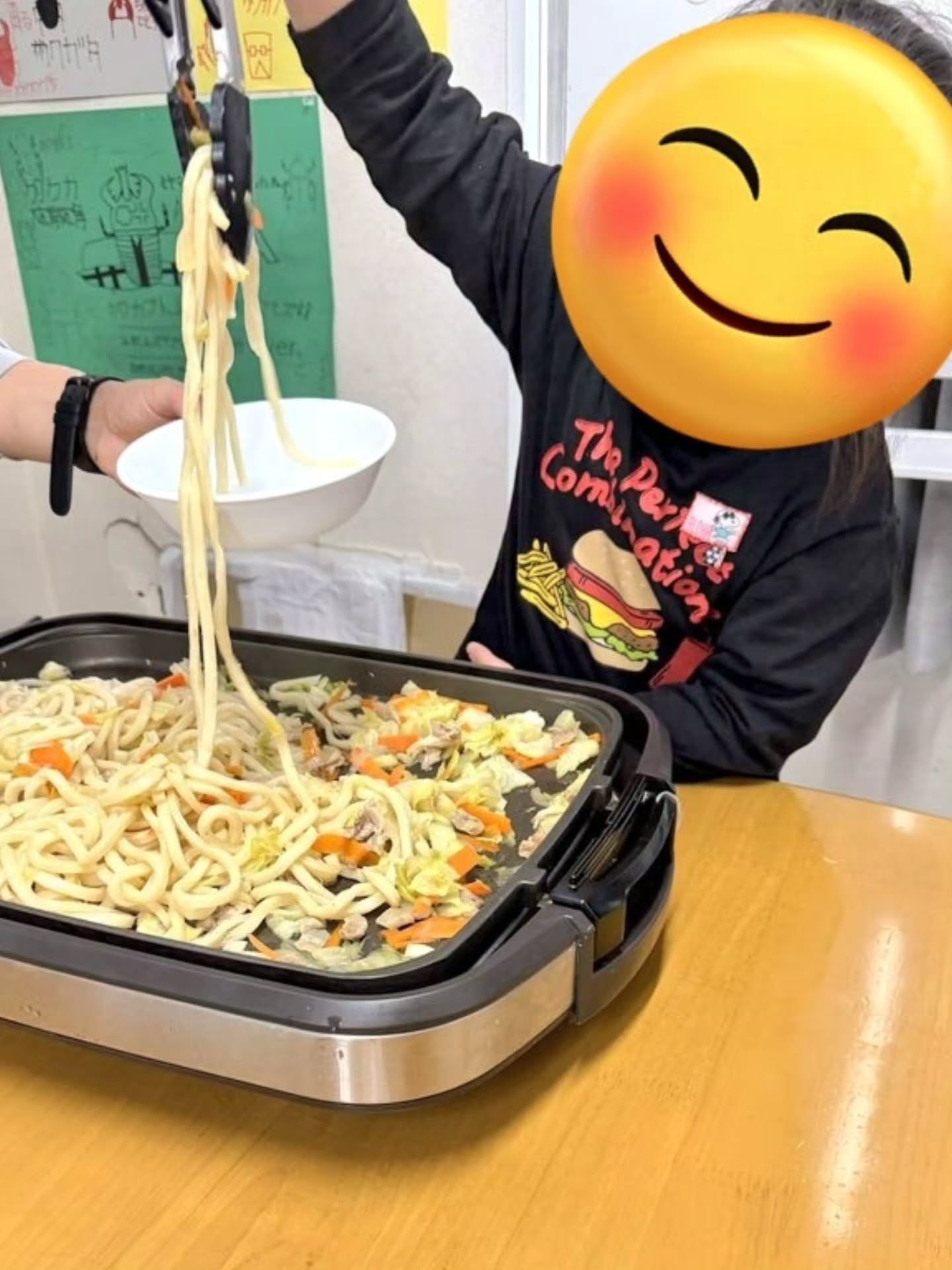 \\焼うどん作りました😋🍴//
こども達と一緒に「焼うどん」を作りました😊✨️
具材を炒めて!
味つけして!
お皿によそって!
皆上手に楽しく調理が出来ました🤗✨️
#放課後等デイサービス #児童発達支援 #療育