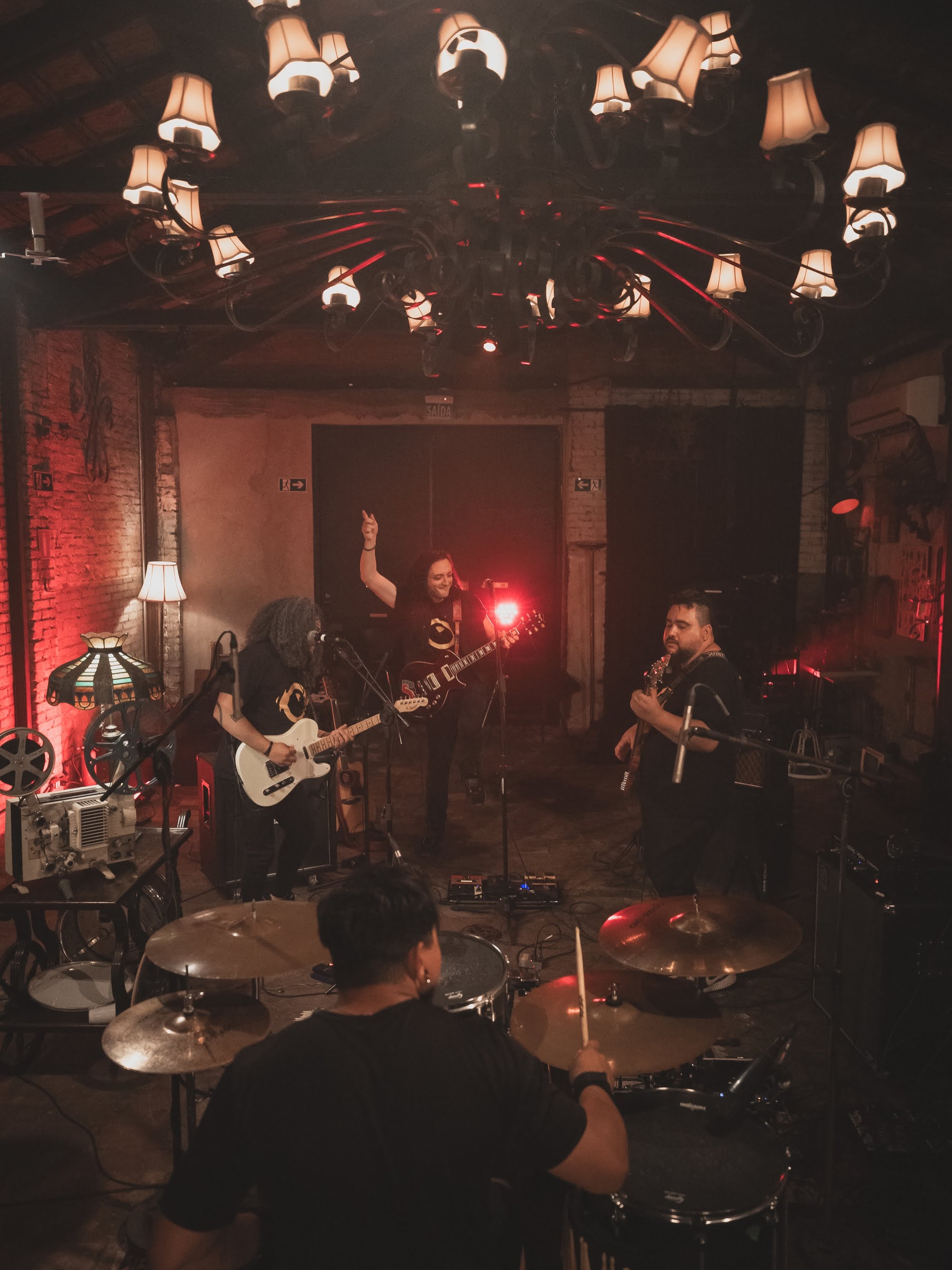 Dia 02/06, tem lançamento na área!
O último vídeo das Live Sessions que fizemos no Casarão!
A propósito, já ouviu o EP Senoides lançado semana passada?
Links na Bio 🔗
#somautoral #musica #cinematica #ovelhemanco #senoides