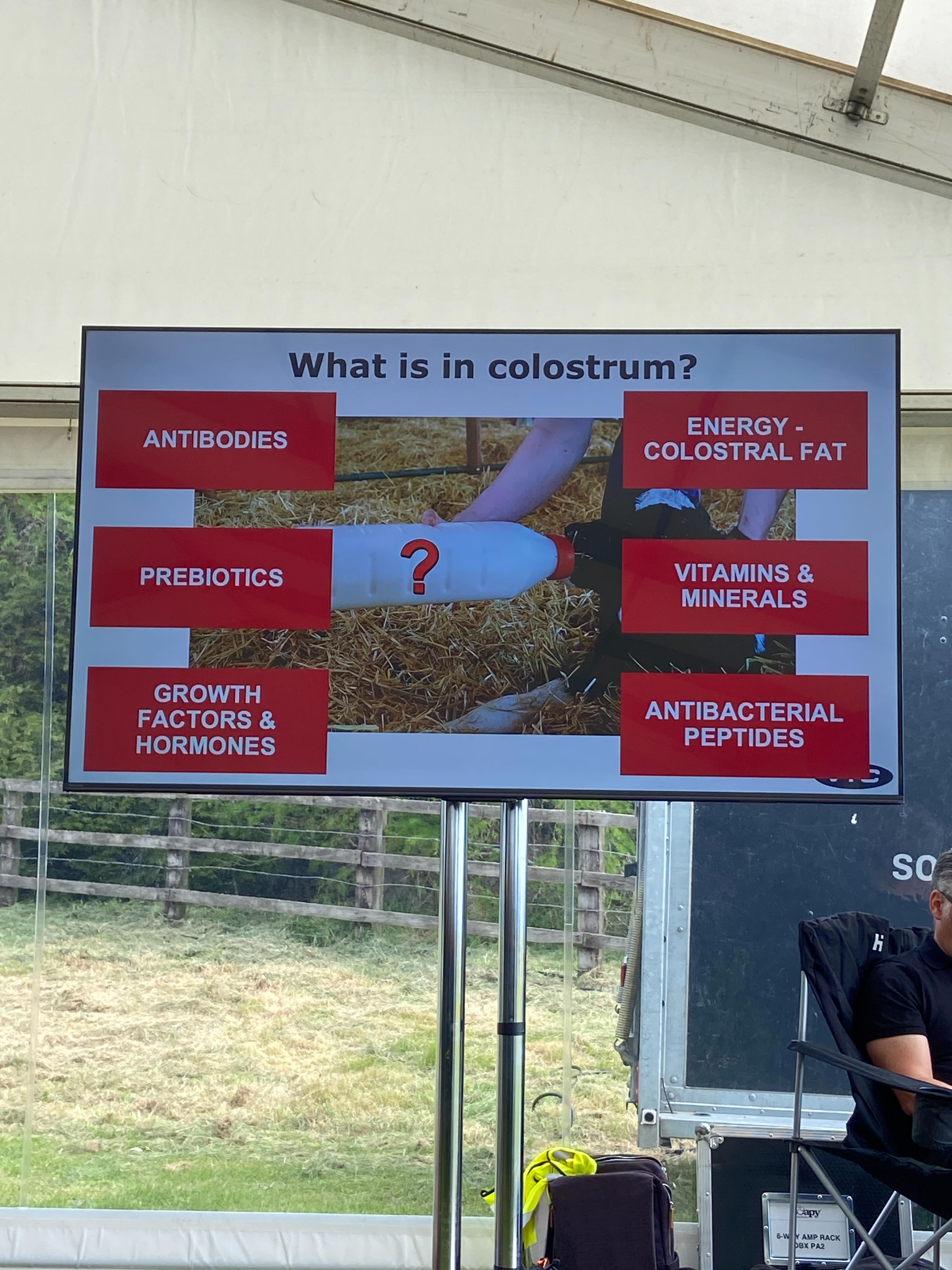 Wagyu 360 estuvo en la conferencia de Warrendale porque el futuro del Wagyu se construye estando presente donde ocurren las conversaciones más relevantes de la industria.
Warrendale Wagyu Conference
Día 2 Highlights
Dr. Ryan Davis, explico la importancia del buen calostrado en la raza Wagyu. De sus limitaciones, y como impacta en la cría fundamentalmente. Un alta dosis de inmunoglobulinas en las primeras horas de vida va a significar un desarrollo saludable.
Desde Texas, el Dr. Jimmy Horner aportó su vasta experiencia al Warrendale Wagyu 2026 🇺🇸🐂 Con más de 40 años en nutrición y manejo animal, y asesorando a más de 250 establecimientos en EE.UU., su visión sobre alimentación natural y producción Wagyu dejó valiosos aprendizajes para el futuro de la industria.
Emily Grant, de Forrit, compartió una valiosa visión sobre estrategias de pastoreo orientadas a optimizar la calidad del forraje, el rendimiento animal y la rentabilidad del negocio. Su enfoque en sistemas pastoriles resilientes y eficientes aporta herramientas clave para una producción de carne más sostenible y rentable. 🌱🐂