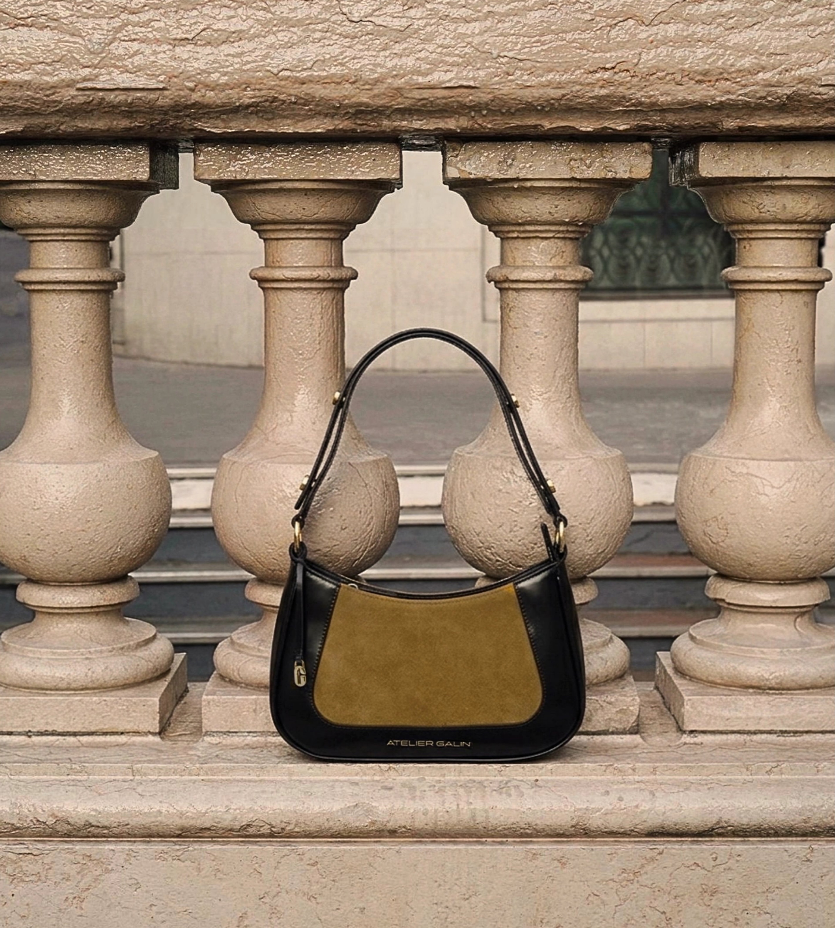 Architectural lines for a bold presence.
Shop on ateliergalin.com