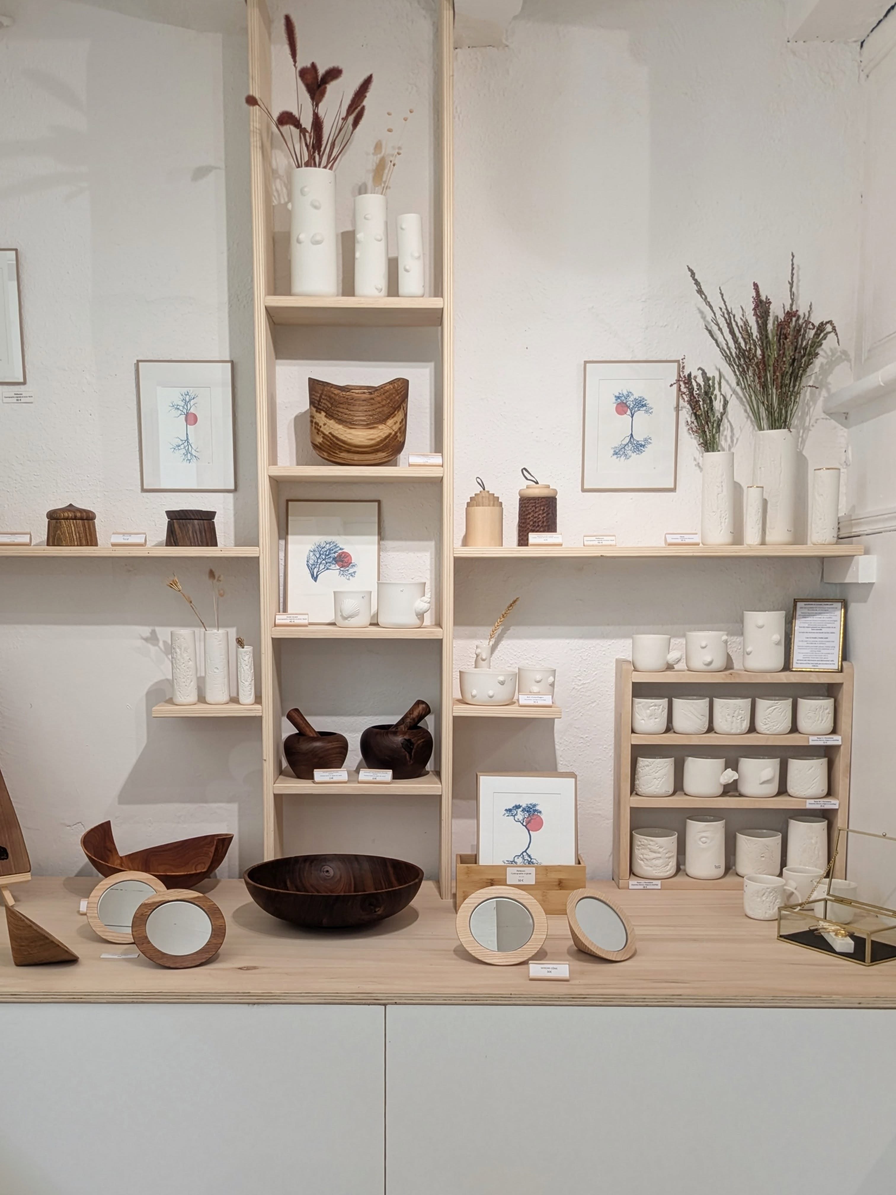 - Boutique Écorce| La Gacilly -
Je suis très heureuse de participer cette saison à l'aventure @boutique.ecorce
Un magnifique mélange de matières, de savoir-faire et de passion vous attend aux côtés d'une équipe talentueuse.
@bleu_de_fer
@elinederouard
@sillages_atelier_bois
@heloiserobin.painting
@lesmainsbleuesbijoux
J'y suis tout le week-end, lundi de Pentecôte inclus !
#lagacilly #artisanatdart #artisanatfrancais #faitmain
