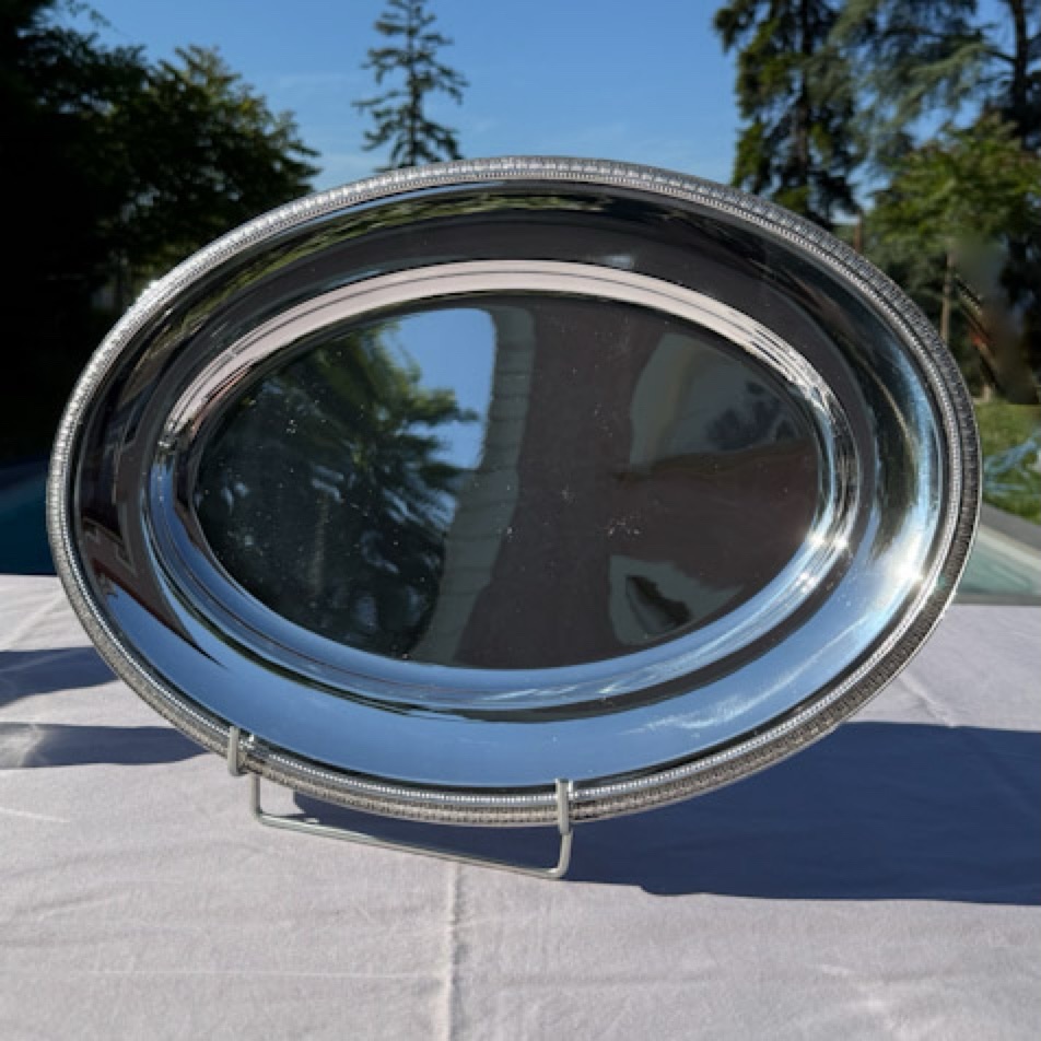 Christofle plat en métal argenté ovale modèle Malmaison .
La frise à décor de palmettes.
Longueur : 45 cm
Largeur : 32 cm
Sobre et élégant, le modèle Malmaison est un des modèles les plus prisé de l’orfèvrerie.
Bel état pour ce plat aux jolies dimensions, des micro rayures d’usage , belle brillance .
Poinçon Christofle au revers collection Gallia .
🛒 prix et disponibilité dans la boutique en ligne .
#argenterie #christofle #malmaison #artdelatable🍽