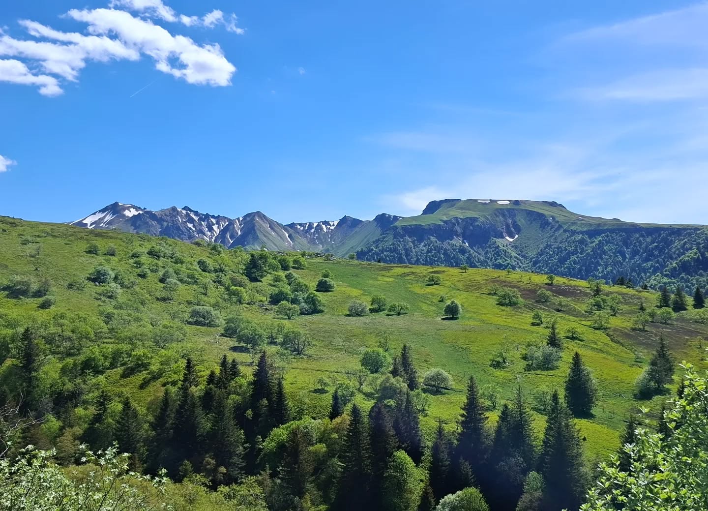 WEEKEND VIBES
Rando sur les crêtes, ride entre amis, sortie trail ou soiree en amoureux autour du brasero au lodge...quelquesoit votre programme de ce dernier weekend prolongé 🌞 , un seul leitmotiv : HAVE FUN 😜
#Sancy #weekendvibes #enjoythemoment #naturephotography #auvergne_focus_on