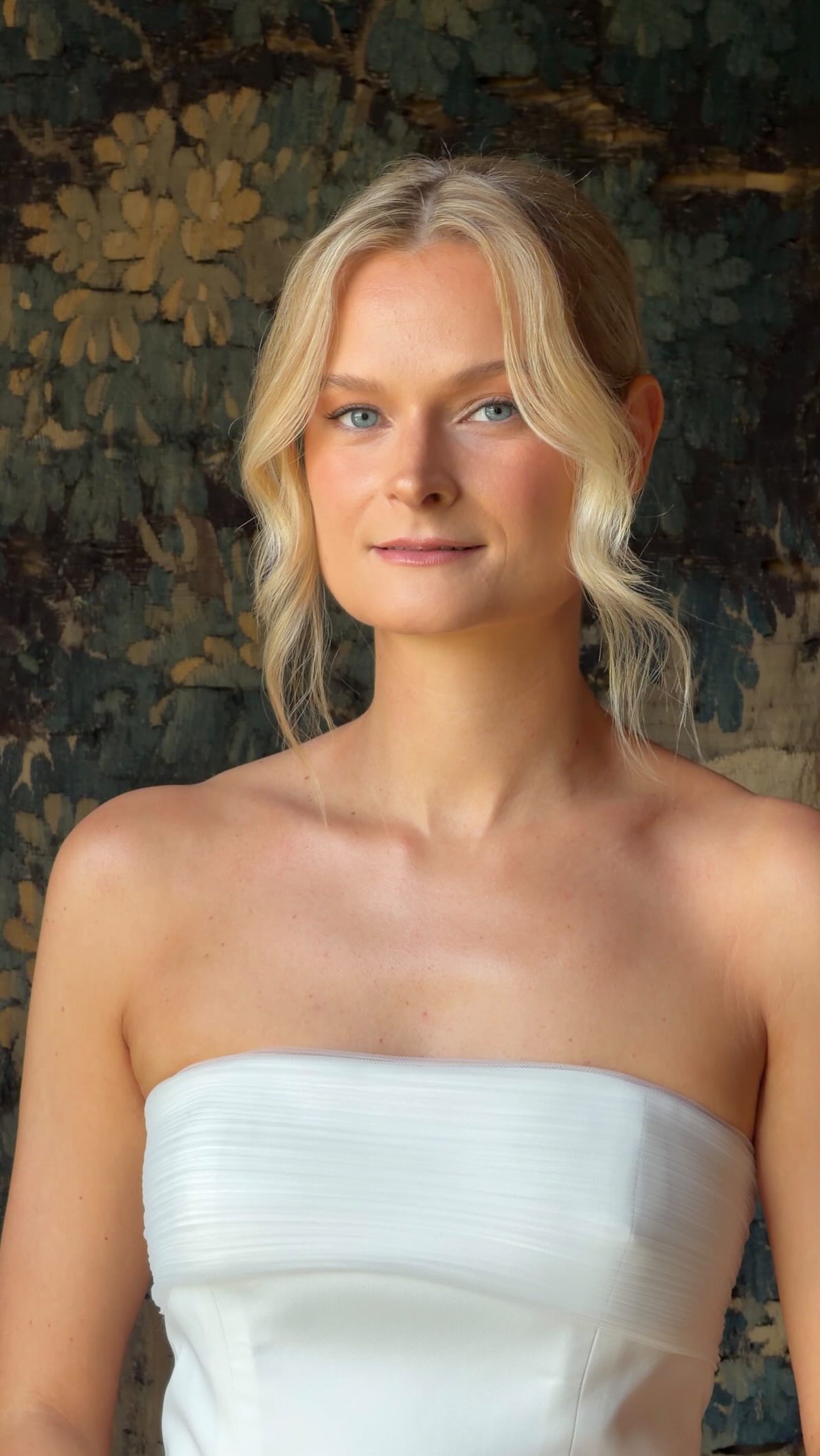 I get this all the time, brides who still want to recognize themselves and feel their best on their special day.
Not covered under thick and cakey layers of makeup because “it needs to show up on camera”
My elevated natural glam is why brides book me because they want to look like themselves on their wedding day.
The technique and intention behind products is what it’s all about creating a longlasting natural bridal makeup.
Save this as your bridal makeup inspo or send it to a bride to be 🤍
•
•
•
•
•
•
#bridalmakeup #naturalbridalmakeup #naturalbridalmakeupartist #makeupartistbelgium #softbridalmakeup