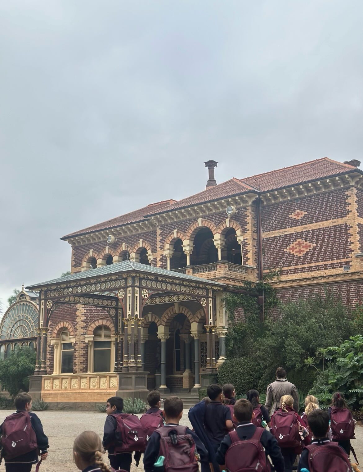 Our Year 1/2 students had a fantastic day exploring Rippon Lea Estate as part of our History unit of work.
Throughout the excursion, students stepped back in time to discover what life was like in the past, exploring the historic mansion, beautiful gardens and learning about how families lived many years ago. It was wonderful to see students making connections between their classroom learning and the history of Rippon Lea Estate.
A big thank you to our staff and parent helpers for helping provide such an engaging learning experience for our students.