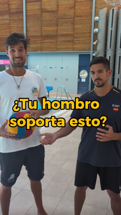 ¿Realmente estás adaptando las necesidades REALES del hombro del nadador y del waterpolista? 🏊🏼🤽
🔹 Miles de brazadas cada semana
🔹 Lanzamientos de hasta 80 km/h
🔹 Demandas extremas de estabilidad y control escapular
🔹 Necesidad de generar fuerza y absorber carga en milésimas de segundo
Y aun así, muchos programas siguen basándose en:
❌ Gomas
❌ Ejercicios aislados de fuerza
❌ Series eternas de rotadores
Si tu hombro tiene que soportar las exigencias del agua...
¿Por qué lo preparas para algo totalmente distinto?
La mayoría de recaídas no ocurren porque el tejido esté roto.
Ocurren porque la capacidad del hombro sigue estando por debajo de las demandas reales del deporte.
Por eso en Team Hombro no buscamos solo quitar el dolor.
Buscamos que el hombro vuelva a tolerar las cargas que exige nadar o lanzar sin miedo a recaer. 🚀
¿Te has lesionado más de una vez del mismo hombro?
Cuéntame tu caso 👇