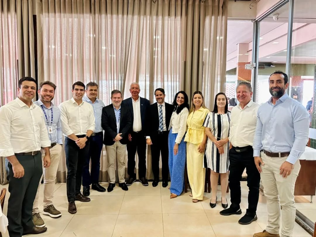 A FIEG Regional Anápolis realizou, nesta sexta-feira (22), um almoço-reunião de integração e boas-vindas ao diretor interino de Educação e Tecnologia do SESI e SENAI Goiás, Claudemir Bonato, reunindo lideranças empresariais, presidentes classistas e representantes do Sistema Indústria. O presidente do Sinduscon Anápolis, Juliano Pereira, esteve presente representando a entidade e todo o setor da construção civil em Anápolis.
Durante o encontro, o presidente da FIEG Regional Anápolis e do SindAlimentos, Wilson de Oliveira, reforçou o compromisso das entidades com o desenvolvimento da cidade. Já o diretor interino, Claudemir Bonato, também ressaltou a importância da aproximação com os sindicatos e empresários da regional.
A agenda também contou com a entrega de um material estratégico sobre mão de obra qualificada para os sindicatos da Regional Anápolis, realizada pelo diretor da Faculdade SENAI Anápolis, Almiro Martins.