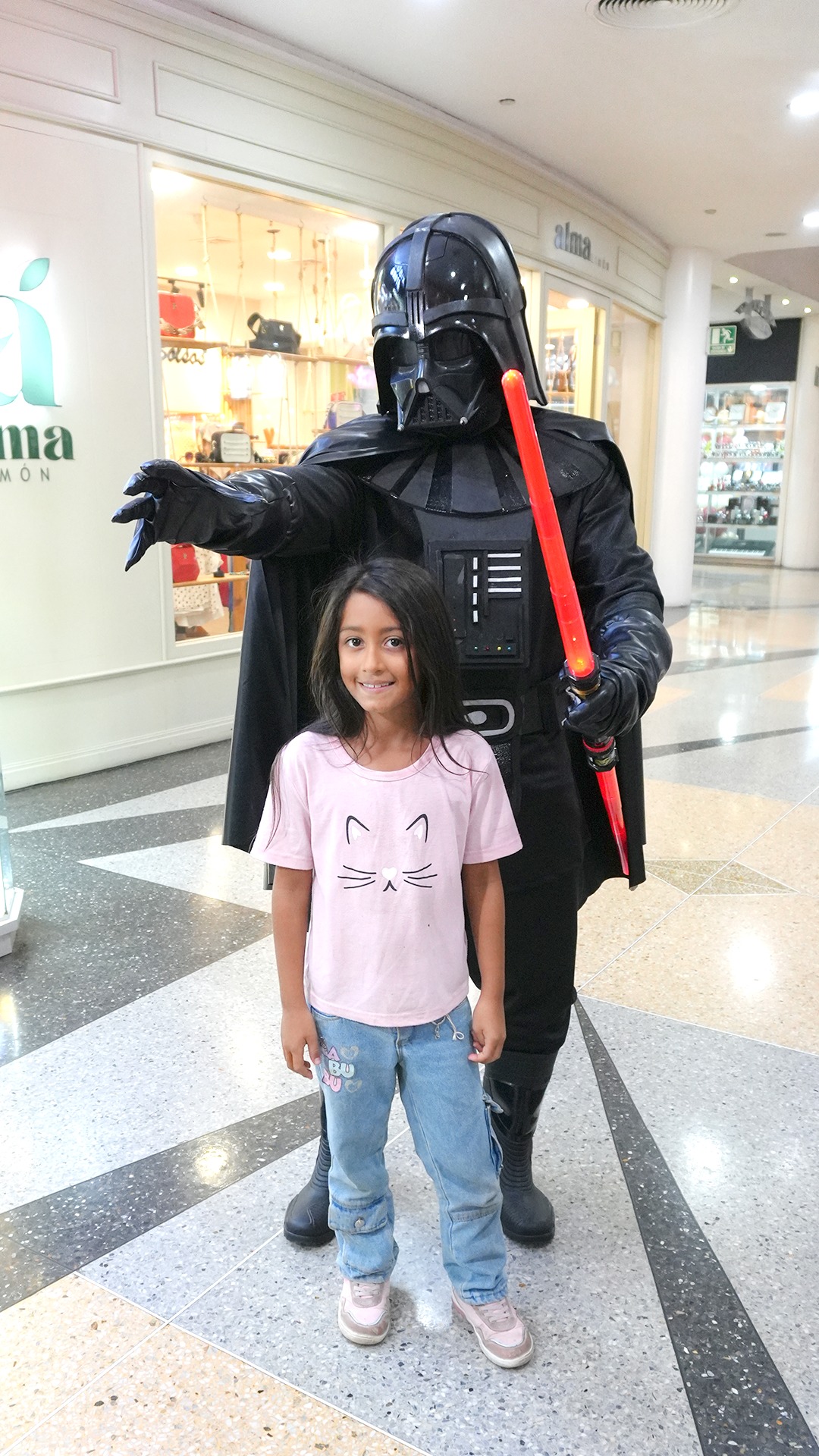 Recibimos la visita de Yoda, Dark Vader y los stormtrooper de la mano de @chamos_recreacion .
Por el estreno en @cinesunidos de Star Wars: El Mandaloriano y Grogu. Los iconicos personajes de la saga visitaron las instalaciones de Sambil san Cristóbal.
Pasearon por los pasillos, la gente disfrutó del espectáculo y se tomaron fotos.
¿y tú ya viste la película? ¿Qué esperas para venir? te esperamos aquí en tu Sambil San Cristóbal