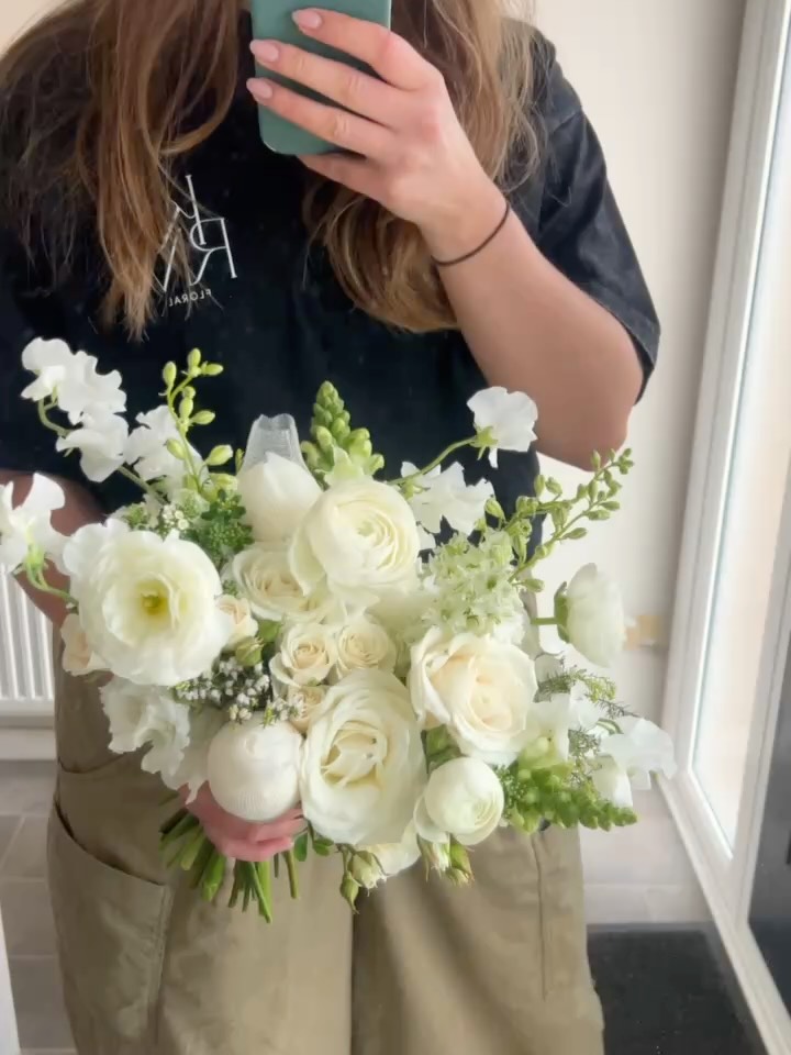 Start of the season moments ✨
Soft colours, early mornings, overflowing flower buckets and creating for the loveliest couples in the most beautiful places 🤍
seasonal florals • garden-inspired design • editorial wedding flowers