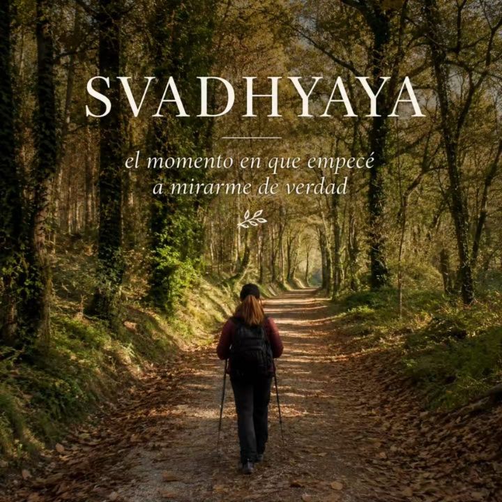 Hay palabras que llegan a la vida como una llave.
Eso fue "Svadhyaya" para mí.
Un antes y un después.
Porque el autoconocimiento no siempre es cómodo…pero sí profundamente transformador.
Empezar a observar:
mis patrones,
mis reacciones,
las historias que me cuento,
los lugares donde sigo girando en círculos.
Y también aprender algo esencial:
hablarme con más amor, más paciencia y más compasión.
Este año llevamos Svadhyaya a nuestras prácticas semanales.
Al mat.
A la respiración.
A la vida cotidiana.
Porque YOGA también es eso:
animarnos a mirarnos de verdad 🌿
Y si algo de este camino tocó alguna fibra interna…te espero en la BIO
para seguir profundizando junt@s ✨
Namasté!
Marce.
#Svadhyaya #Yoga #Autoconocimiento #YogaCreciendo #YogaConsciente CaminoInterior Mindfulness YogaLifestyle