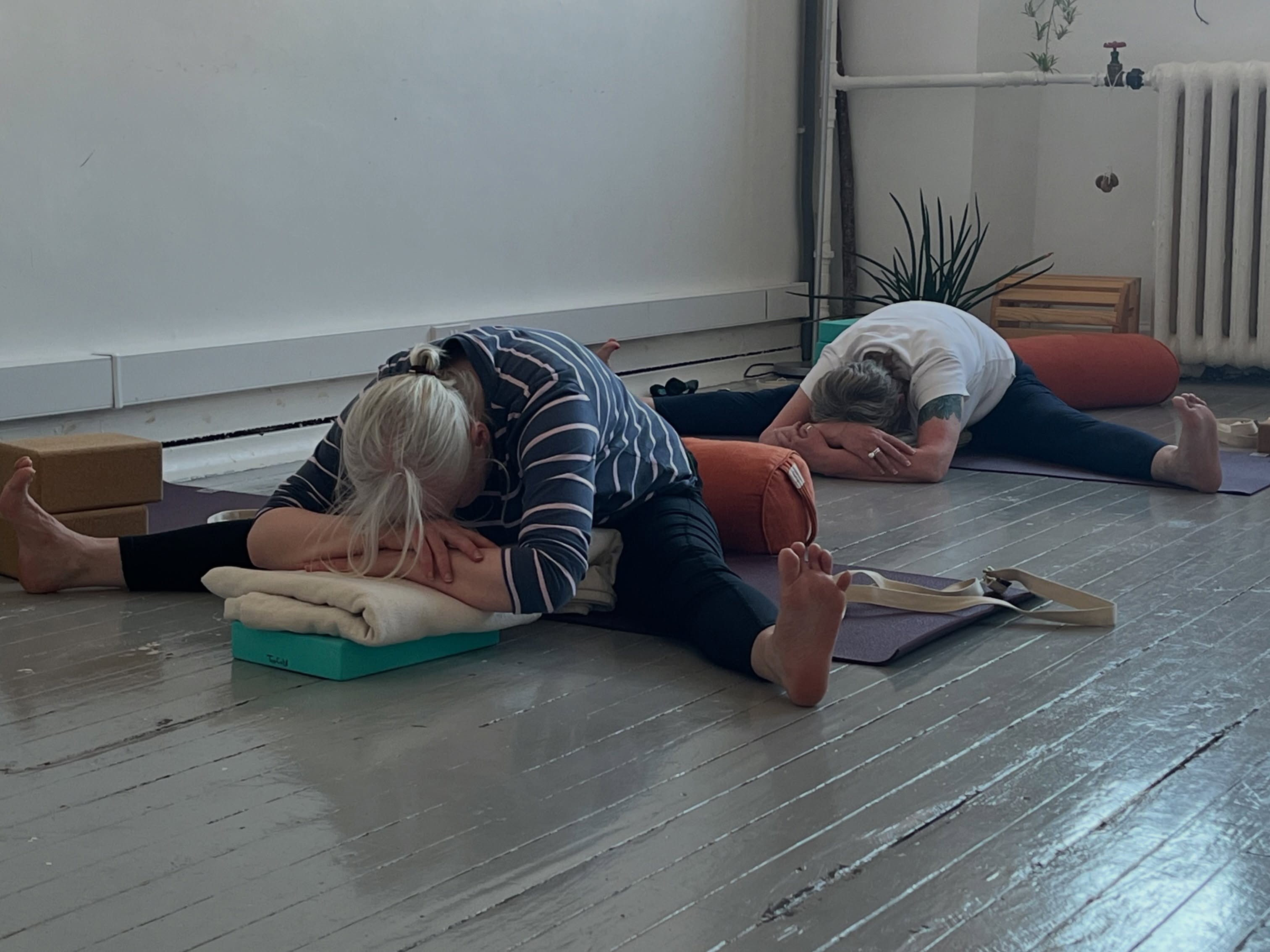 My last class in Glasgow on a very warm Bank Holiday Monday evening.
A suitably restorative Asana and Pranayama class.
Thanks to everyone who have regularly attended my classes and supported me in Glasgow while teaching there for over 24 years. See you online for now 🙏🏼
#bonarhutchisoniyengaryogateacher
#iyengaryoga #iyengaryogaonline #yogasarvasya #glasgowyoga