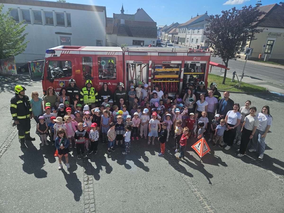 26.05.2026 – spannende, ereignisreiche Tage haben wir hinter uns… ein kurzer Rückblick:
🚒Freitagvormittag – Kindergarten / Kinderkrippe: Brandschutz bzw. Evakuierungsübung
🚒Freitagnachmittag – Einsatz Türöffnung – mit glimpflichem Ausgang!
🚒Samstag: FLA Bewerb in Wolfau – Gratulation an unsere Gruppe zum Bestehenden in Bronze und Silber!
🚒Sonntagvormittag – Einsatz Fahrzeugbergung B63 mit 19 Mann 7 Frau
🚒Sonntagmittag – Besuch der Kameraden aus Burg beim Frühschoppen
🚒Montagabend – Besprechung im Feuerwehrhaus zum „Pilotprojekt Kinder- und Jugendschutzkonzept“
🚒Dienstagvormittag 10.20 Uhr – Einsatz T2 „eingeklemmte Person“…
🙋♂️🫣... jetzt könnte wieder „a bisserl Ruhe einkehren“… 😊
© SJF