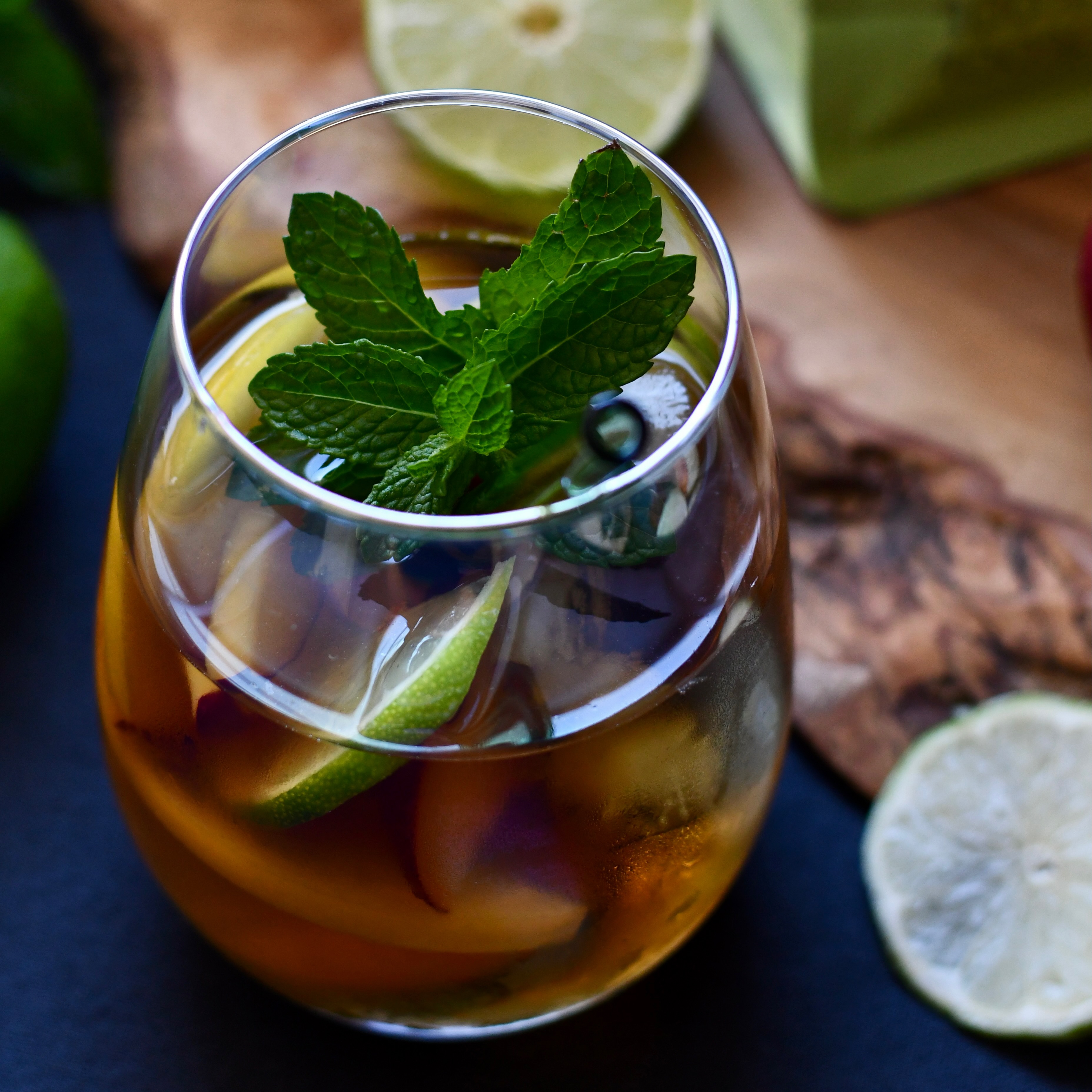 Denkt daran: Bei den heißen Temperaturen derzeit ist es besonders wichtig ausreichend zu trinken.
Als Faustformel gelten 35ml pro kg Körpergewicht, das entspricht ca 2,5l bei 70 kg ☀️
Ihr könnt dazu unseren Tee auch sehr gut lauwarm trinken oder auch eiskalt als Eistee.
Wir lieben ihn ja in allen Varianten 💚
#stayhydrated #eistee #icetea #sommerwetter