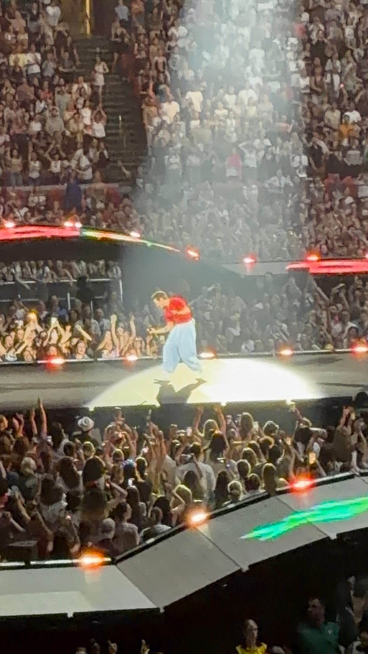 Enjoy. Danke, Harry.
#harrystyles #togethertogether #amsterdam #konzertliebe #sventeuber