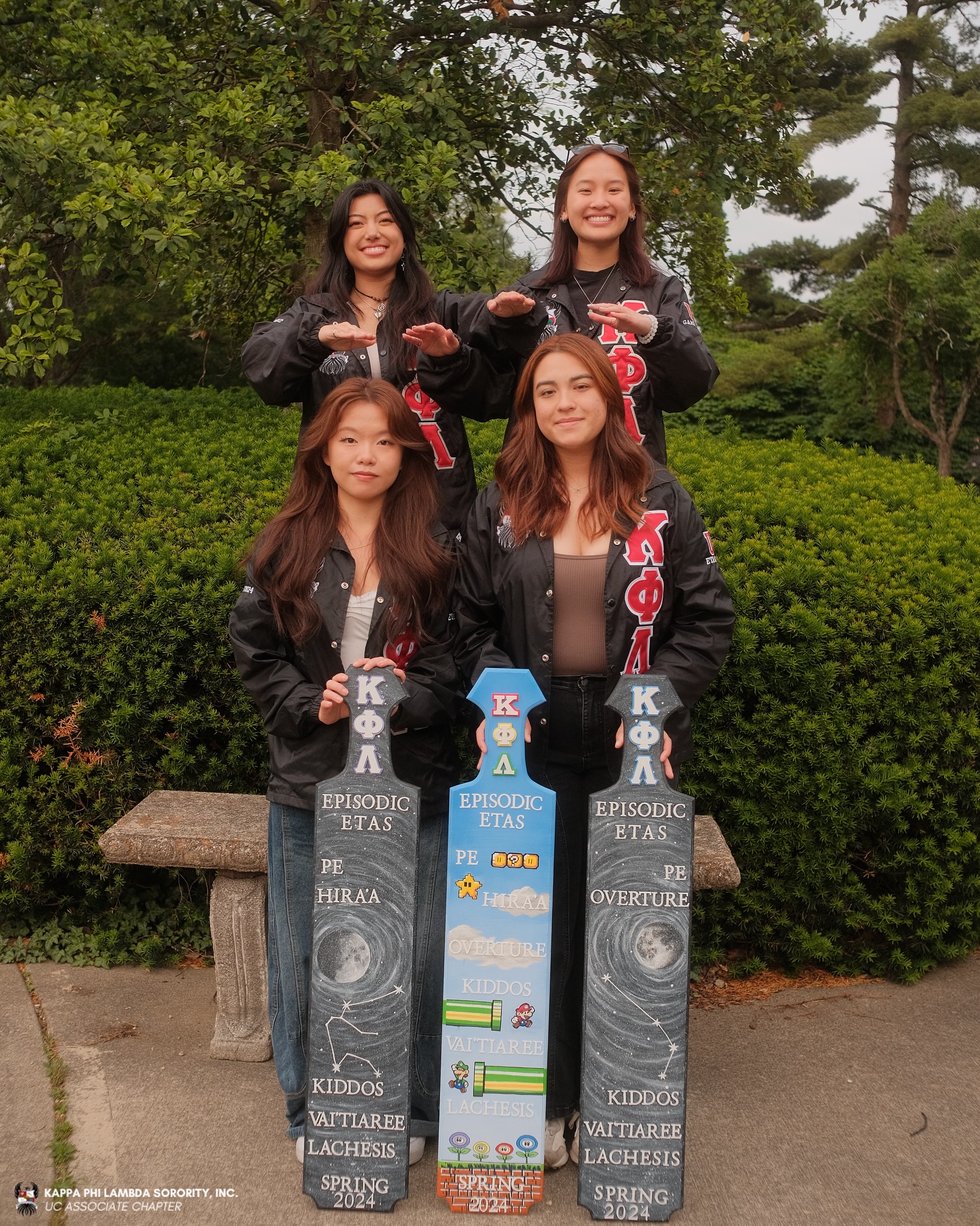 ˚‧₊*˚‧𝐏𝐚𝐝𝐝𝐥𝐞 𝐄𝐱𝐜𝐡𝐚𝐧𝐠𝐞˚‧₊*˚‧
Our Episodic Eta class shared such a special moment as they officially exchanged their paddles with their Program Educators, their amazing mamas, #25 Tiffany Nguyen *Hira’a* and #28 Meggan Phan *Overture*!♡
٠࣪ ☾Here’s to celebrating the love, memories, and sxsterhood that make this tradition so special!݁⭑˚‧