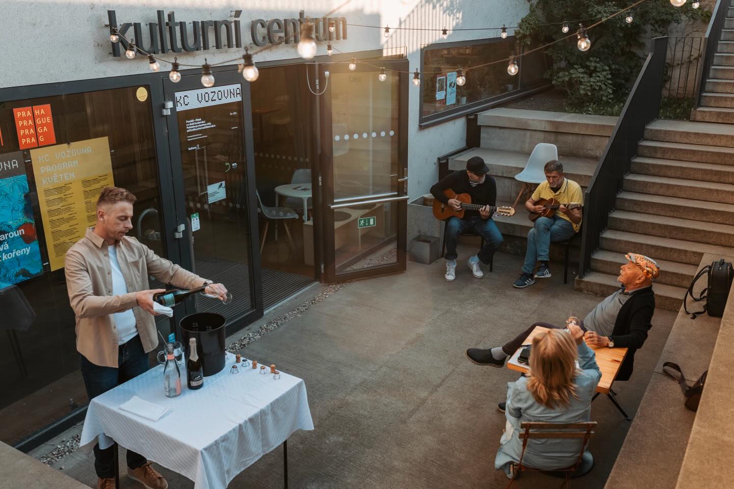 První akce v naší nově otevřené kavárně Mezi řádky v @kc_vozovna je za námi. ✨🥂
Večer plný bublinek, italských a španělských vín, živé hudby a příjemných setkání pod širým nebem i pod střechou naší kavárny.
Děkujeme všem, kdo dorazili a strávili ten večer s námi. 💛
#meziradky #kavarna #etincellecz #hendikepneniprekazka #socialnípodnik