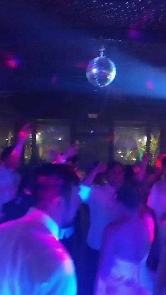 Crazy vibes, love in the air, and a party that's epic to say the least! 🇺🇸🥂
We've taken the energy of American weddings to the next level.
From rock-star entrances to wild dancing that never stops, this is the magic of an unforgettable day.
Get ready to dance (and get emotional) with us! 👇
Let's get the party started! ✨#weddingamazing #weddintuscany #weddingitaly #weddingday #weddingparty