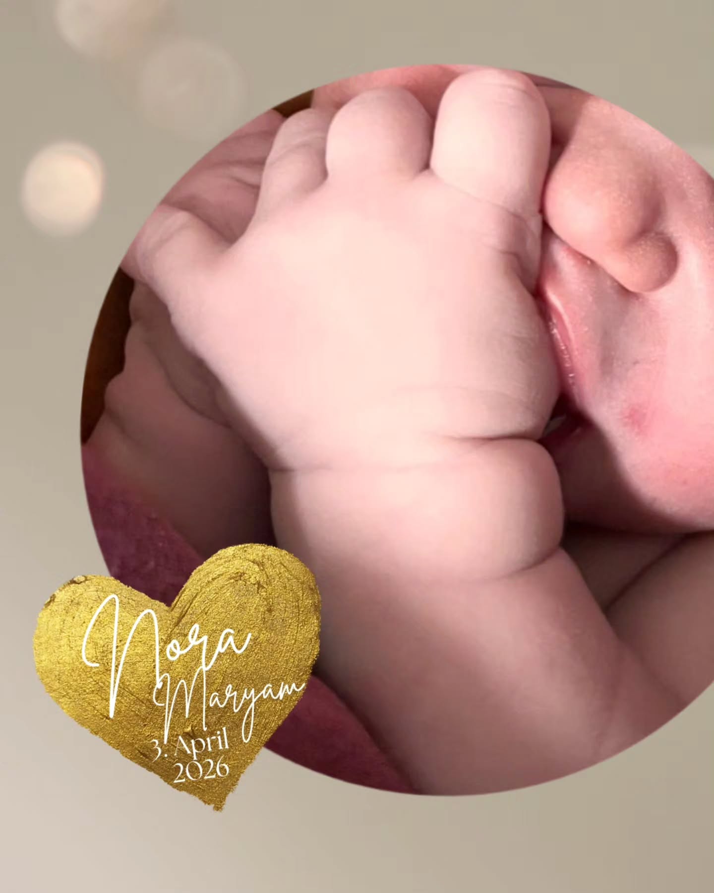 Liebe Nora ☺️
Das Osterfest mit deiner Familie wolltest du dir nicht entgehen lassen und hast dich pünktlich kurz nach dem errechneten Termin und 2 Tage vor Ostern auf dem Weg gemacht. Deine Eltern mussten dann auch nicht mehr lange auf dich warten und durften dich nicht mal eine Stunde nach Ankunft im Geburtshaus in die Arme schließen. Du wurdest so sanft wie es nur geht mit Glückshaube aus dem Wasser ins Wasser geboren. Das bedeutet, dass die fruchtbare erst richtig geplatz ist, als dein Kopf geboren wurde.
Deinen Daumen hast du auch schnell gefunden 😉
Wir wünschen dir viel Freude beim Kennenlernen deiner Familie und viel Glück!
#geburtshaus #außerklinischegeburt #glückshaube #wunder #20
