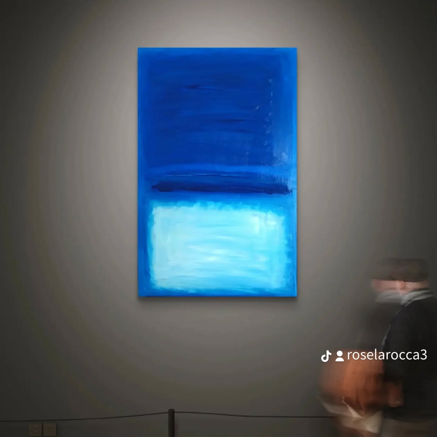 **Orizzonte Interiore: Un Dialogo con Mark Rothko**
In questa opera, l'artista si impegna in una profonda riflessione meditativa, un omaggio silenzioso ma potente all'eredità di Mark Rothko. Non si tratta di una mera imitazione stilistica, ma di una riattivazione intenzionale e sincera del processo emotivo e spirituale che ha caratterizzato la ricerca del maestro del *Color Field painting*. La pittura qui non descrive, ma imprime e rivela.
La tela è strutturata in un’architettura impilata (*stacked*) di vaste campiture di colore monocromatico, tesa tra la dicotomia della profondità e della luce. Il campo superiore è un blu di Prussia profondo, quasi abissale, che trasmette introspezione, mistero e gravità, simboleggiando la complessità del superamento delle proprie ombre. Sottostante, una fascia scura e densa di indaco segna una soglia tesa, un orizzonte di passaggio, un punto di svolta. Il campo inferiore è una rivelazione di luce pura: un azzurro ghiaccio luminoso e traslucido che sembra emanare calore interno, quasi fosse retroilluminato, suggerendo chiarezza, rivelazione e la meta dell'ascesa spirituale.
I bordi delle campiture non sono confini fissi, ma zone di transizione vibranti, 'tremolanti' e porose, realizzate attraverso la sovrapposizione di velature sottili e trasparenti. Questa tecnica, centrale nella visione di Rothko per catturare la 'presenza' dell'opera, permette al colore di 'respirare' e interagire otticamente con lo spettatore, creando un'esperienza avvolgente che invita alla contemplazione. Le variazioni tonali all'interno di ciascun campo, con pennellate orizzontali e impercettibili sfumature, catturano la vulnerabilità e la verità di un processo in evoluzione.
Per l'artista, questa dicotomia tra l'oscurità e la luce diventa una potente metafora del proprio percorso spirituale evolutivo. L'esperienza di introspezione e superamento è catturata nel blu scuro; la comprensione, la chiarezza e l'ascesa sono manifestate.