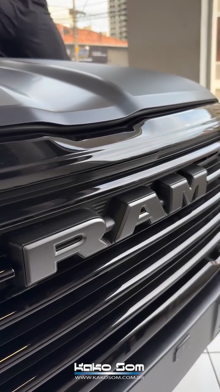 Rampage protegida nos detalhes certos.
Nesse projeto, aplicamos PPF acetinado no carro inteiro para preservar pintura, acabamento e pontos de maior contato no dia a dia:
maçanetas das 4 portas, maçaneta da tampa traseira, tampa de combustível, paralamas dianteiros, portas, soleiras grandes, soleiras das 4 portas, console, tela da mídia e teto.
Além da proteção contra riscos e marcas de uso, instalamos película 3M Crystalline 50% no para-brisa e 3M Ceramic IR 5% nos demais vidros, trazendo mais conforto térmico, privacidade e proteção contra o calor.
Um serviço pensado para quem quer usar o carro com tranquilidade, sem abrir mão do acabamento original. #rampage #rampagert #fullppf #satinppf #ppfmatte
Kako Som | Proteção, conforto e cuidado em cada detalhe.
📍Av. Água Branca, 95
📍Av. Santa Cruz, 524