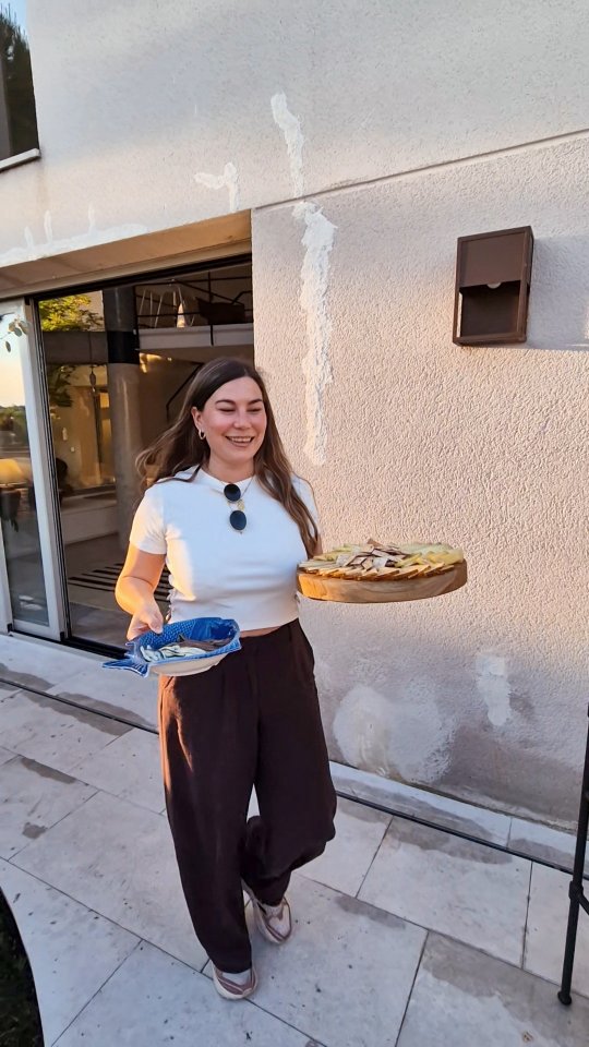 Organizar algo en casa parece fácil hasta que estás a 40 minutos de que llegue la gente, con el horno ocupado, la ensalada sin aliñar, las bebidas calientes, la mesa a medias y tú pensando: “¿por qué me meto yo en estos jardines?” 😅
Después de muchos eventos, comidas familiares, comuniones, bautizos y celebraciones en casa, tengo bastante claro que casi nunca falla la comida. Falla la organización.
Y estos son 3 errores que veo muchísimo cuando alguien organiza una comida o cena en casa:
✨ 1. Hacer demasiados platos.
Más cantidad no siempre significa mejor. A veces significa más compra, más cocina, más fuentes, más estrés y más comida dando vueltas después. Mejor 3-4 cosas bien pensadas que una mesa llena de platos que no tienen mucho sentido entre sí.
✨ 2. Elegir recetas de último minuto.
Si todo necesita horno, sartén, montaje, calor o atención justo cuando llegan los invitados… tú no vas a disfrutar. La solución: combinar platos fríos, templados y calientes, y meter siempre algo que puedas dejar preparado el día anterior.
✨ 3. Olvidarse de lo “aburrido”.
Hielo, pan, bebidas, servilletas, menaje, espacio en la nevera, bolsas de basura, dónde apoyar las fuentes… No luce en Instagram, pero si falta, se nota muchísimo.
Para mí, la clave de invitar en casa no es complicarse más. Es pensar mejor.
Un menú que funcione.
Unos tiempos realistas.
Cosas que puedas dejar hechas.
Y una organización que te permita sentarte, brindar y disfrutar también.
Porque recibir en casa no debería significar que tú desaparezcas en la cocina toda la noche 🤍
Y si prefieres saltarte la parte de pensar menú, cantidades, compra, cocina, montaje y recogida… para eso estamos en 21·12. Nos encargamos de todo para que tú solo tengas que disfrutar.
Guárdalo para tu próxima comida en casa ✨
#cateringmadrid #comidasencasa #eventosenmadrid