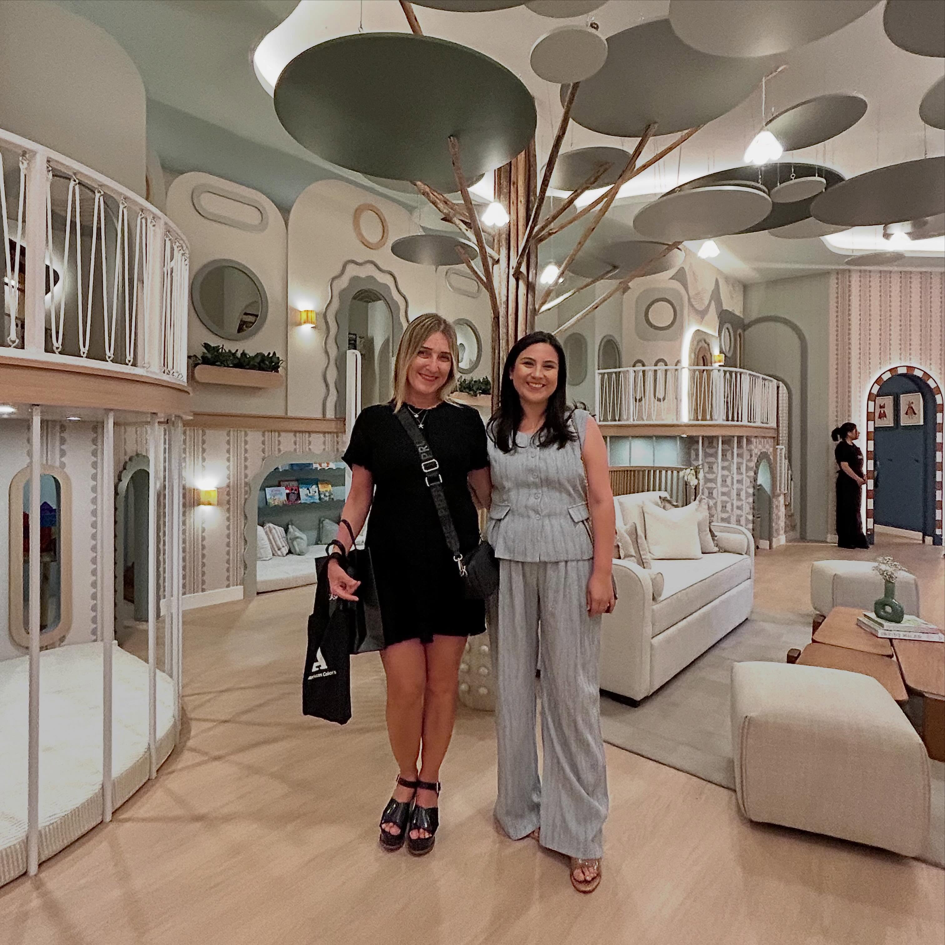 Gente linda en Casacor 2026:
1. Con mi tocaya Cinthya Arana en su espacio Refugio de Aventuras.
2. Caroline Feldman en Lu Bar, espacio que diseñó junto con Kathy Cárdenas.
3. Representantes de Perú Sotheby’s International Realty en La Plaza, el espacio central de Casacor Perú, diseñado por César Lee y Marcia Lenz.
4. Con Olenka Marquina en dos de los ambientes de su espacio Start-Up Home.
5. Uno de los ambientes de Alanya Café, diseñado por los chicos de Peatonal.
6. Mónica Prialé en su Casa de Campo.
7. Natalia Horna, líder de Concepto N Studio, en uno de los ambientes de Entre Cartas.
8a. Valeria Tantaleán junto con Jorge Thomas en su Loft Esencia Cosmopolita.
8b. Con María Claudia Távara, de MCT Studio, en La Bóveda.
9. Cinthya Arana en el ambiente central de su Refugio de Aventuras.
10. Con Carolina Roque en uno de los ambientes de Casa Sierra Morena.
11. Valeria Tello y los chicos de Guevara Proyectos en uno de los ambientes de Pausa Japandi, el espacio que Valeria diseñó junto con Giselle Manrique. @gisellemanriquearq
12. Carlos Herrera muestra una de sus obras en el Comedor del Coleccionista de Arte, el espacio que ha diseñado junto con Jenny Edgar.
13. Con Mariana Görbitz, de Ferrini, en el espacio de Yesenia Schulz: Trascender. @yeseniaschulz.interiordesign
14. Heiddy Canelo, CEO de Perú Conchuela, junto con su esposo y amigos el día de la inauguración.
@casacorperu
