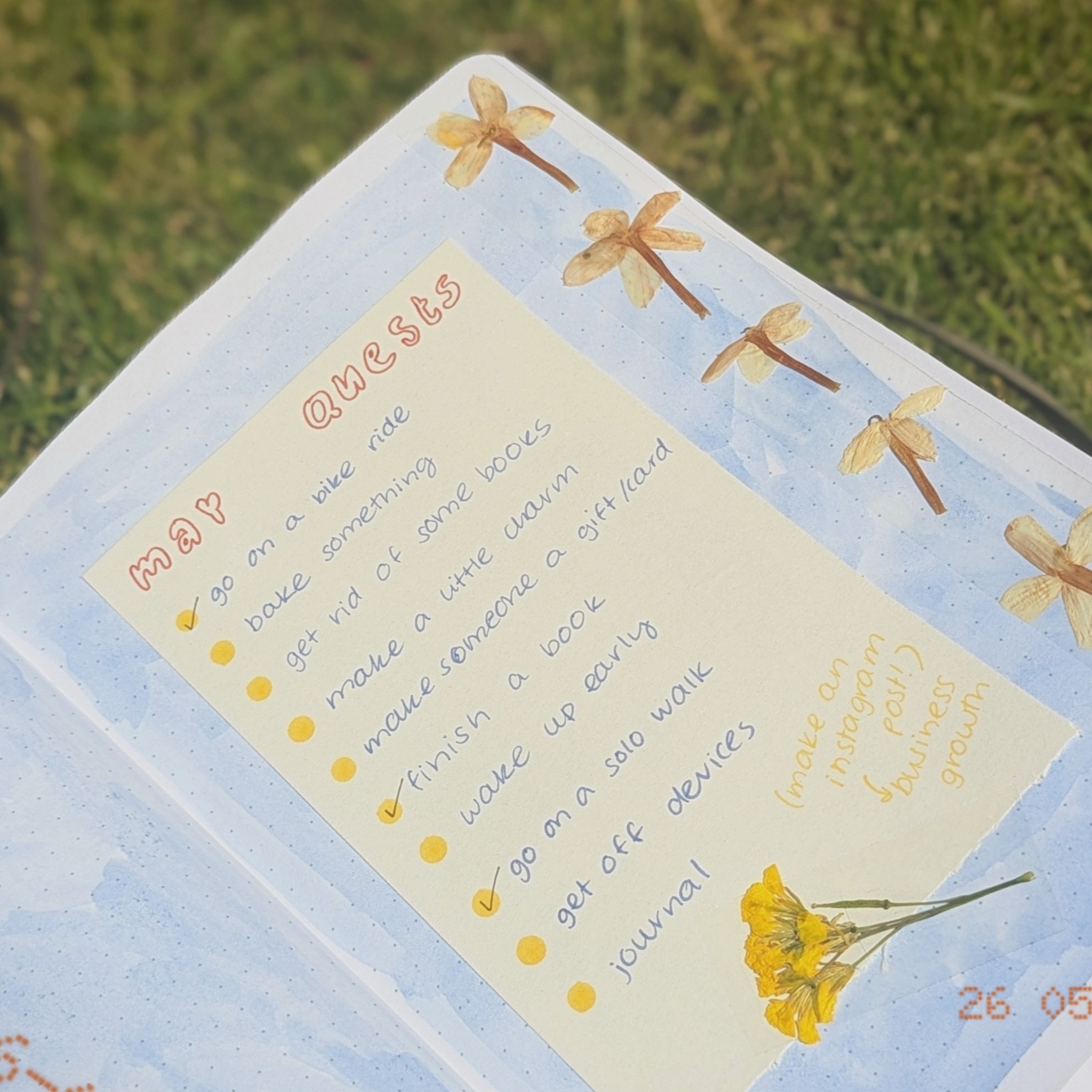 i always love setting out some goals for the month
... even though may is already almost over 😅
late is better than never!
i used my archer and olive journal for this with some jasmine flowers i found near my house (which i pressed and put on tape).
#journal #goals #archerandolive #flowers #may