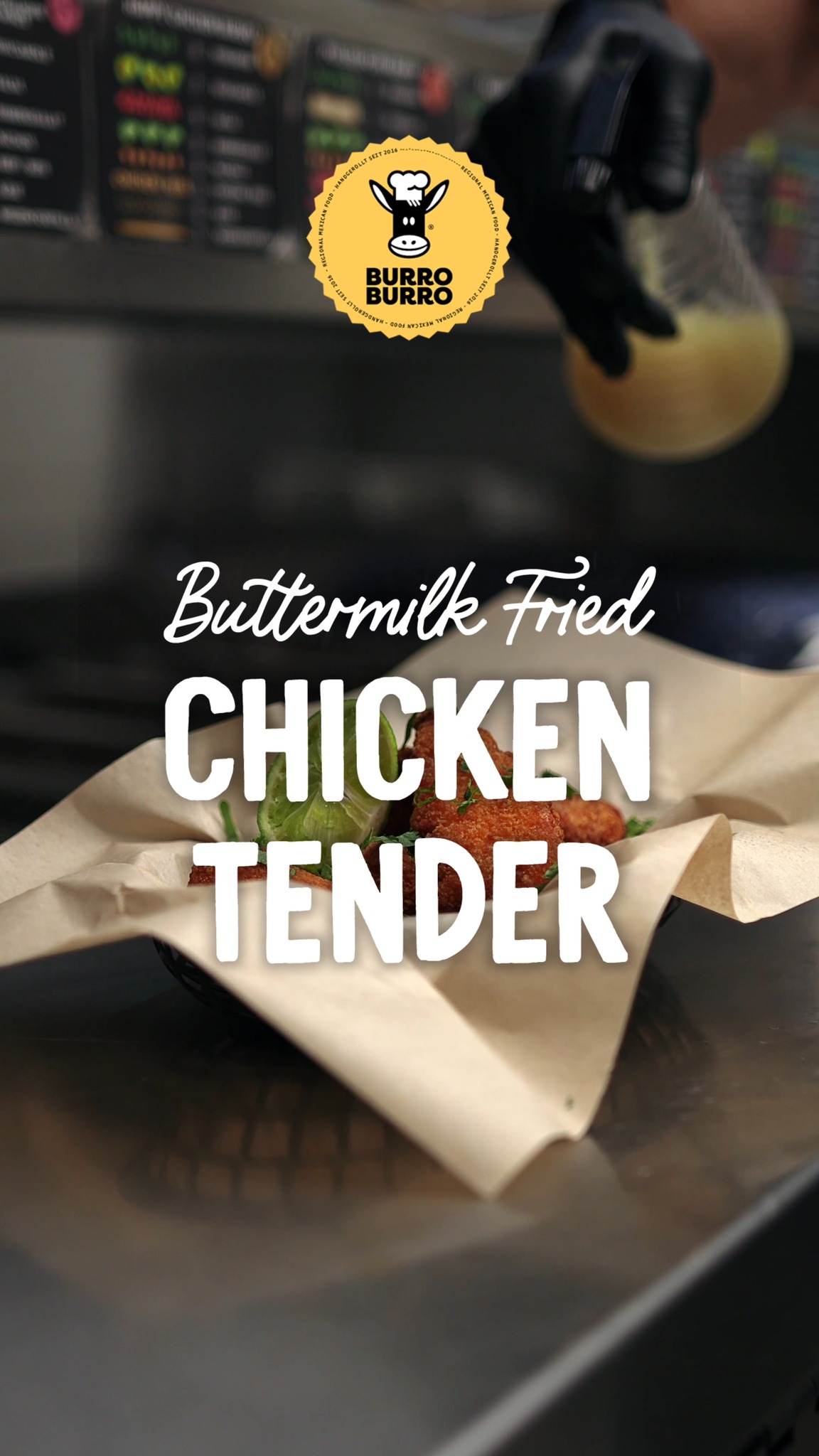 Fried Chicken Bucket 🔥🍗
Saftige Buttermilk Chicken Tender – außen knusprig, innen zart – verfeinert mit frischem Koriander und einem Hauch Limette. Dazu gibt’s deinen Mega Dip XL: cremige Guacamole oder würzige Cheese Sauce.
Perfekt zum Teilen… oder einfach selbst genießen 😏
#friedchicken #foodlover #burroburro #neu