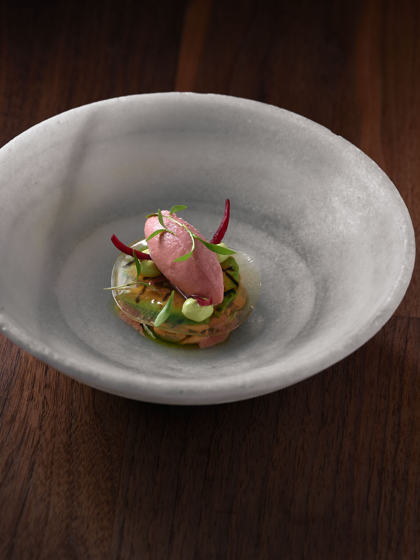 Quand il fait chaud, on commence par le froid. 🧊 Ceviche de moules de Zélande, mayonnaise de coriandre, sorbet Leche de Tigre — une entrée qui rafraîchit autant qu'elle éveille. En terrasse, c'est encore mieux.
NL
Als het warm is, beginnen we met het koude. 🧊 Ceviche van Zeeuwse mosselen, mayonaise van koriander, sorbet Leche de Tigre — een gerecht dat even goed verfrist als het opwekt. Op het terras smaakt het nog beter.
ENG
When it's hot outside, we start with something cold. 🧊 Ceviche of Zeeland mussels, coriander mayonnaise, Leche de Tigre sorbet — a dish that refreshes as much as it awakens. Even better enjoyed on the terrace.
#Menssa #RestaurantMenssa #Gastronomie #CuisineDeSaison #sustainability #Bruxellesfood #bruxelles #ArtCulinaire #omakase #cuisinedesaison #lesgrandestablesdumonde #michelinguide #michelinbelgique #50best #50bestdiscovery #gaultmillau #gastronomique #lokalekeuken #foodporn #belgie #belgium #passievoorfood #instagood
Menssa by @christophe.hardiquest
💻 www.menssa.be
✉️ restaurant@menssa.be
☎️ +32 2 346.66.15
📍 Avenue de Tervueren 453, 1150 Bruxelles
📸 @anthonyflorio
@enguerrand_moura @nico.beaudey @dessartjulie @madison_mtn