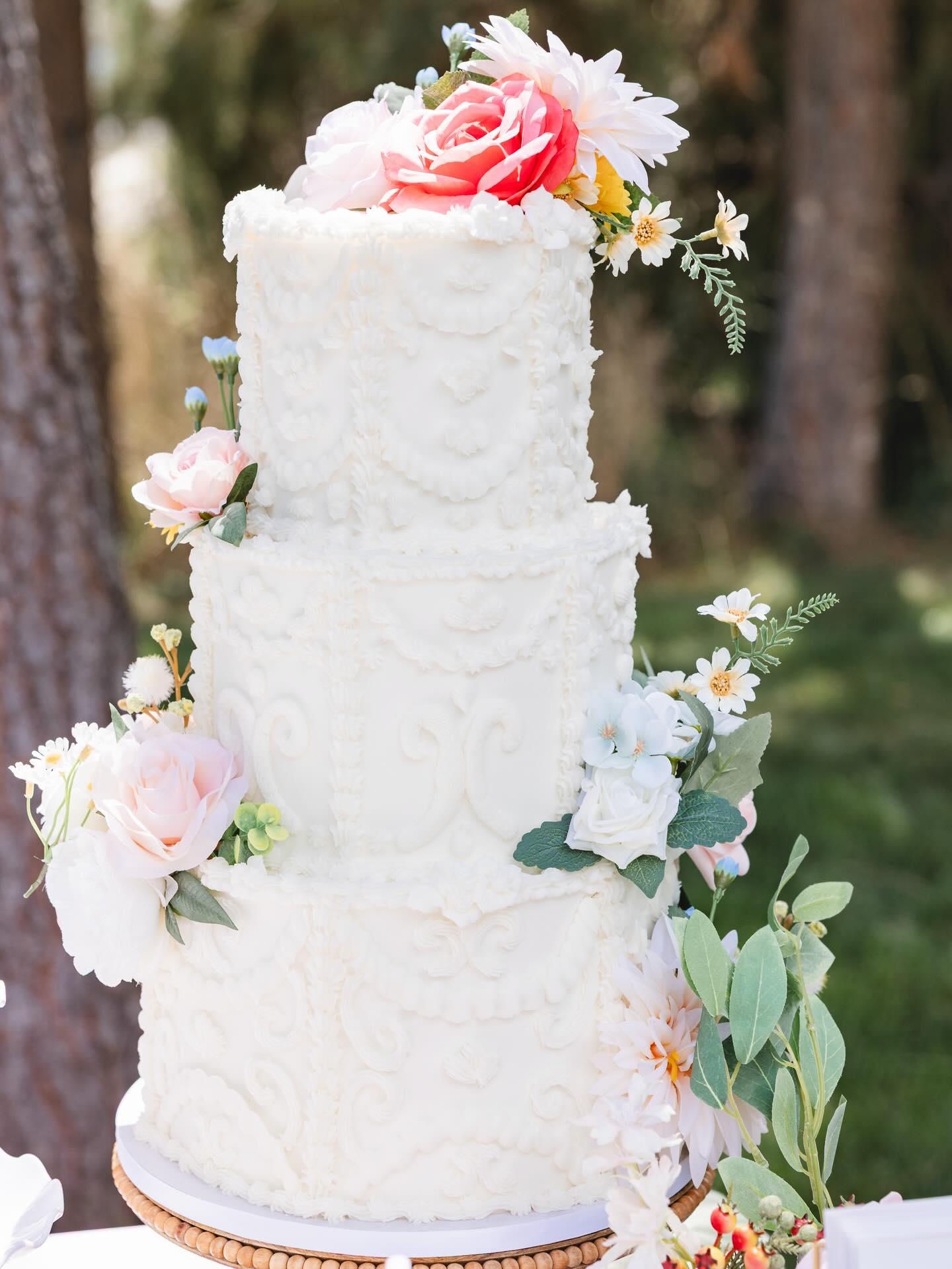 A closer look at our set up for the @fourthstreetgardensidaho open house💐
Thank you to @miranda_r_photography for the beautiful pictures of our set up!
Venue: @fourthstreetgardensidaho
Planning & Coordination: @shelbydonaldco
DJ: @soundwaveevents
Florals: @posiesfloraldesign
Video: @gagehornestudios
Photo: @miranda_r_photography @brennachristinephotos @ragsphotography08
Ceremony Styling: @linenandloot
Linen Rentals: @eventrentidaho
Tabletop Rentals: @flyingchina
Chair Rentals: @blushcreekchairrentals
Cake: @paoliansweets
Bar: @libertyhomesteadmobilebar @tonic.tomscabin
Photo Booth: @prophotobox
#boisebakery #boiseweddings #boiseweddingcakes #vintageweddingcake #floralweddingcake