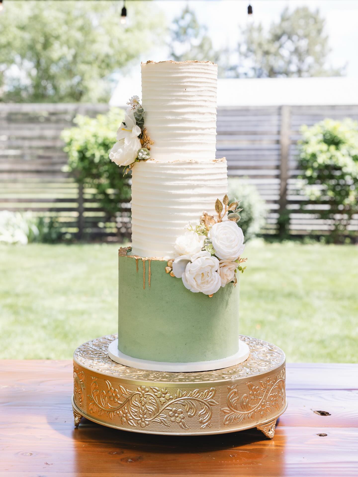 We loved being a part of the @fourthstreetgardensidaho open house a few weeks ago. How gorgeous was this set up! Swipe➡️to see more from this beautiful day🤍
Shout out to @miranda_r_photography for the most beautiful pictures📸
Venue: @fourthstreetgardensidaho
Planning & Coordination: @shelbydonaldco
DJ: @soundwaveevents
Florals: @posiesfloraldesign
Video: @gagehornestudios
Photo: @miranda_r_photography
Ceremony Styling: @linenandloot
Linen Rentals: @eventrentidaho
Tabletop Rentals: @flyingchina
Chair Rentals: @blushcreekchairrentals
Cake: @paoliansweets
Bar: @libertyhomesteadmobilebar @tonic.tomscabin
Photo Booth: @prophotobox
#boisebakery #boiseweddingcakes #boiseweddings #tallweddingcakes #idahoweddings