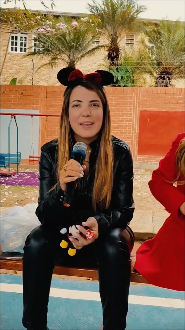 Hay jornadas que no se miden en horas, sino en la profundidad de los recuerdos que dejan. Lo vivido este 24 de abril en el Centro Infantil Vizcaya fue un testimonio del amor más puro: ese que une a abuelos, bisabuelos y nietos en un solo abrazo. 👴🏽👵🏼
Ver a nuestros niños brillar en el escenario frente a sus ojos llenos de orgullo, y sentir la energía de sabiduría y ternura que inundó nuestro colegio, nos recordó por qué hacemos lo que hacemos. No solo formamos estudiantes, cultivamos lazos que sostendrán sus vidas para siempre.
A cada abuelito y bisabuelito que nos acompañó: gracias por ser nuestra raíz y nuestra mayor inspiración. Gracias por recordarnos la magia de reír como niños y por ser el pilar fundamental de la Familia Vizcaya. 🏰⚜️
¡Nos vemos en el próximo capítulo de esta aventura llamada aprender! 🌷🙌