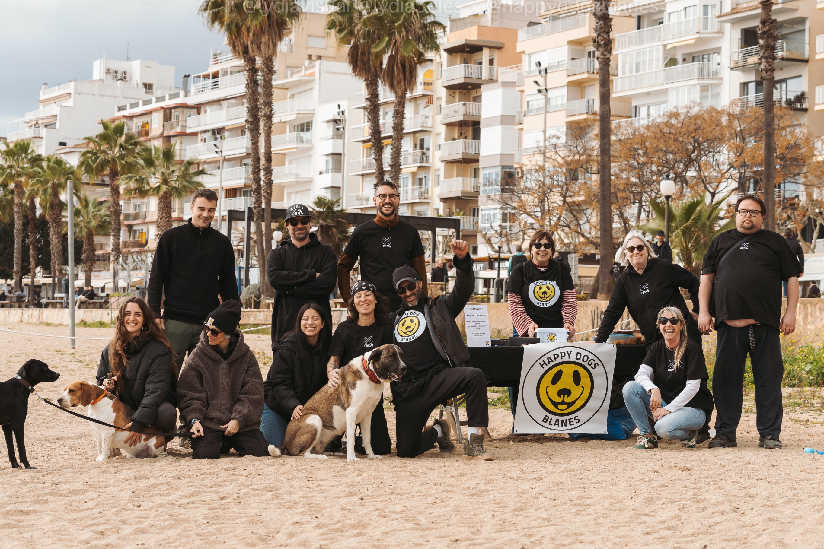 Hace un tiempo tuvimos la oportunidad de participar en la fiesta de cierre de la playa para perros de Blanes, invitados por @happydogsblanes 💛
Compartimos una charla sobre tenencia responsable donde pudimos resolver dudas, comentar situaciones del día a día y hacer algunas demostraciones prácticas con Bob, en ejercicios de interacción entre perros, lectura de señales y cómo gestionar los primeros acercamientos de forma más tranquila y segura. 🐶
Gracias a Happy Dog Blanes por contar con nosotros y a toda la gente que participó y compartió sus experiencias.✨
~
#dogtraining #educacioncanina #tenenciaresponsable #blanes #playacanina