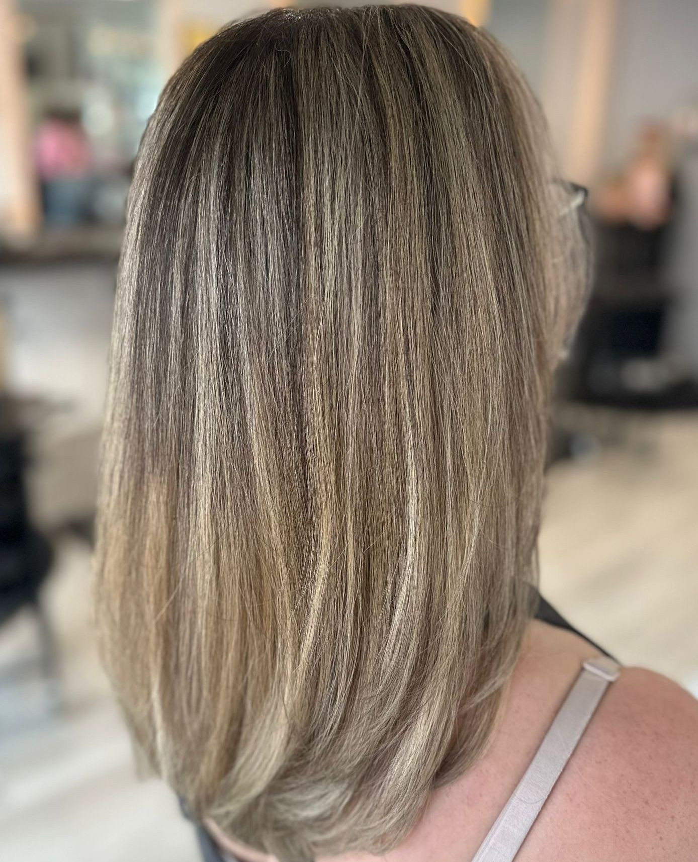 Full head of highlights with tip outs for that extra brightness ✨ Georgia brought this blonde all the way through for a clean, seamless finish from root to ends.
Ready for a full refresh? Book in and let’s get you glowing 💕
We 🤍 Hair
#BurnabyBC #BurnabyHairSalon #Burnaby #VancouverHairSalon #HairInspo #HairStylists #Joico #KevinMurphy #HairExtensions #BrentwoodMall #TheAmazingBrentwood #BrentwoodBurnaby #selflove #selfcare
