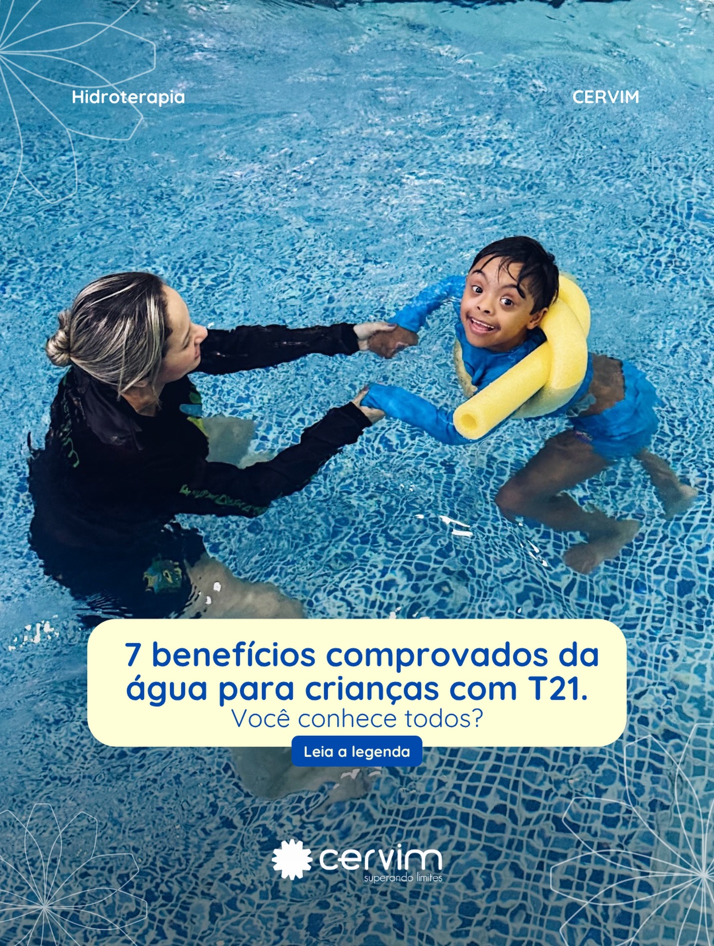 A Fisioterapia Aquática vai muito além da aprendizagem do nado. Para crianças com Trissomia do Cromossomo 21 (T21), a intervenção em meio aquático constitui um recurso terapêutico altamente eficaz, favorecendo ganhos motores, funcionais, sensoriais e psicossociais por meio das propriedades físicas da água. 🌊
Entre os principais benefícios observados, destacam-se:
1️⃣ Favorecimento do tônus postural e fortalecimento muscular global
2️⃣ Melhora do equilíbrio, coordenação motora e ajustes posturais
3️⃣ Ampliação da consciência corporal e integração sensório-motora
4️⃣ Estímulo ao desenvolvimento da marcha e das transferências funcionais com maior segurança
5️⃣ Incremento da capacidade cardiorrespiratória e da resistência física
6️⃣ Redução da sobrecarga articular, especialmente importante diante da hipotonia e frouxidão ligamentar frequentemente associadas à T21
7️⃣ Estímulo das habilidades cognitivas, emocionais, comunicativas e de interação social
Além dos benefícios físicos e funcionais, o ambiente aquático proporciona experiências lúdicas e motivadoras, favorecendo participação ativa, autonomia e aprendizagem por meio do brincar. 💙
#hidroterapia #terapiaaquática #fisioterapiaaquática #cervim20anos