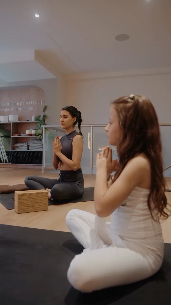 ✨ Este junio inauguramos un espacio sagrado: Yoga en Familia 🧑🧑🧒🧒
Una invitación para desconectarse del ruido cotidiano y reconectar con lo que más amamos. 💛
▪️Cuando? El tercer sábado de cada més
▪️Por qué? Porque compartir bienestar también es un lenguaje de amor.
Comenta: “Familia” y te enviamos más información. ✨
#AgapeFamilia #YogaEnFamilia #RecuerdosConAlma