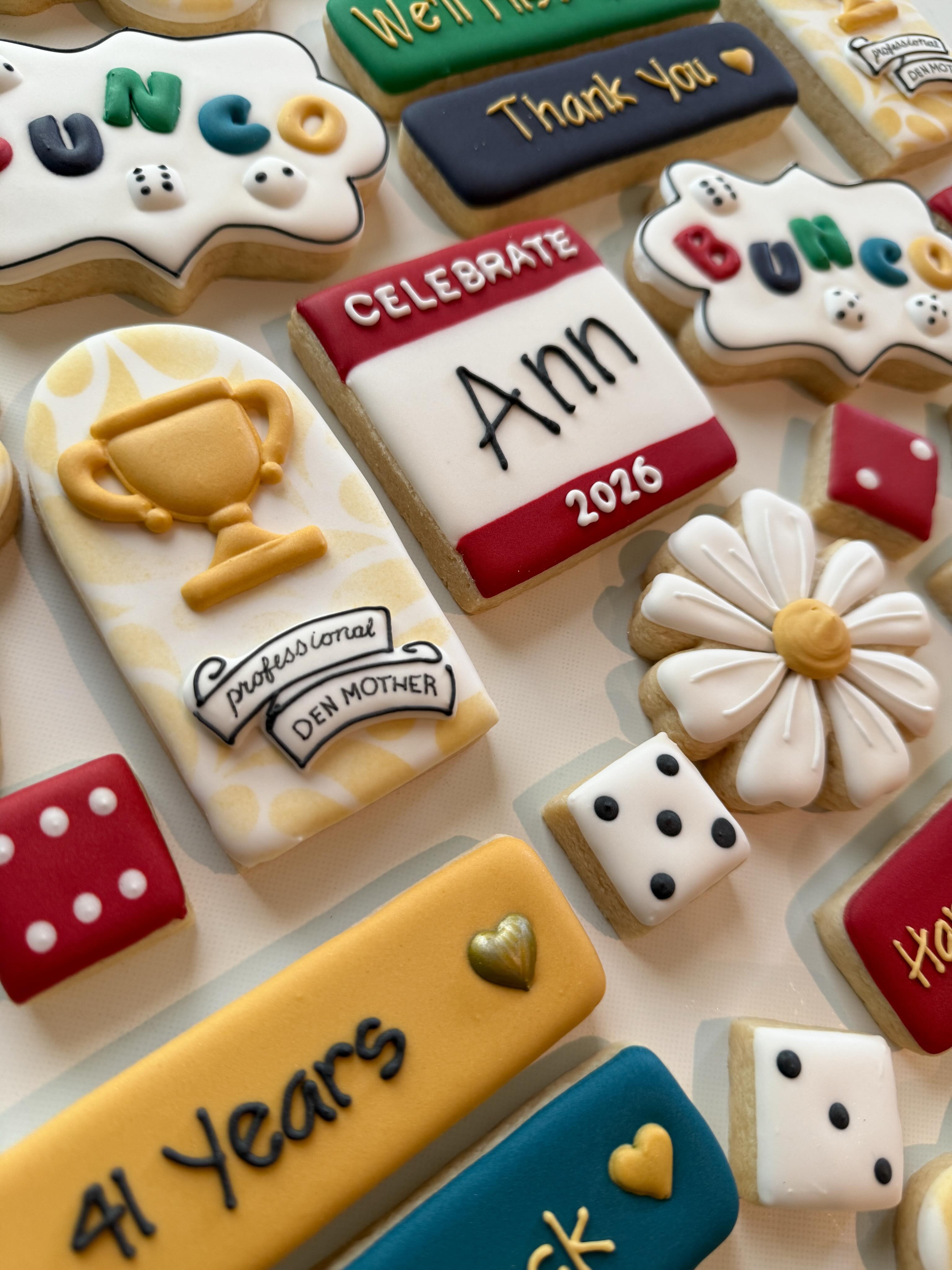 These cookies celebrate Ann’s 41-year career at UNMC – time spent shepherding students, programs, conferences, and communities across Nebraska. Known as their “professional den mother,” she is also the queen of all things related to conferences and event planning. This includes her love of making name badges and ribbons and using her famous chimes to keep events running on schedule. She’s also an avid Bunco player, so naturally we needed cookies for that, too. Congratulations, Ann!
#decoratedsugarcookies #customcookies #nebraskabaker #retirementcookies #buncocookies