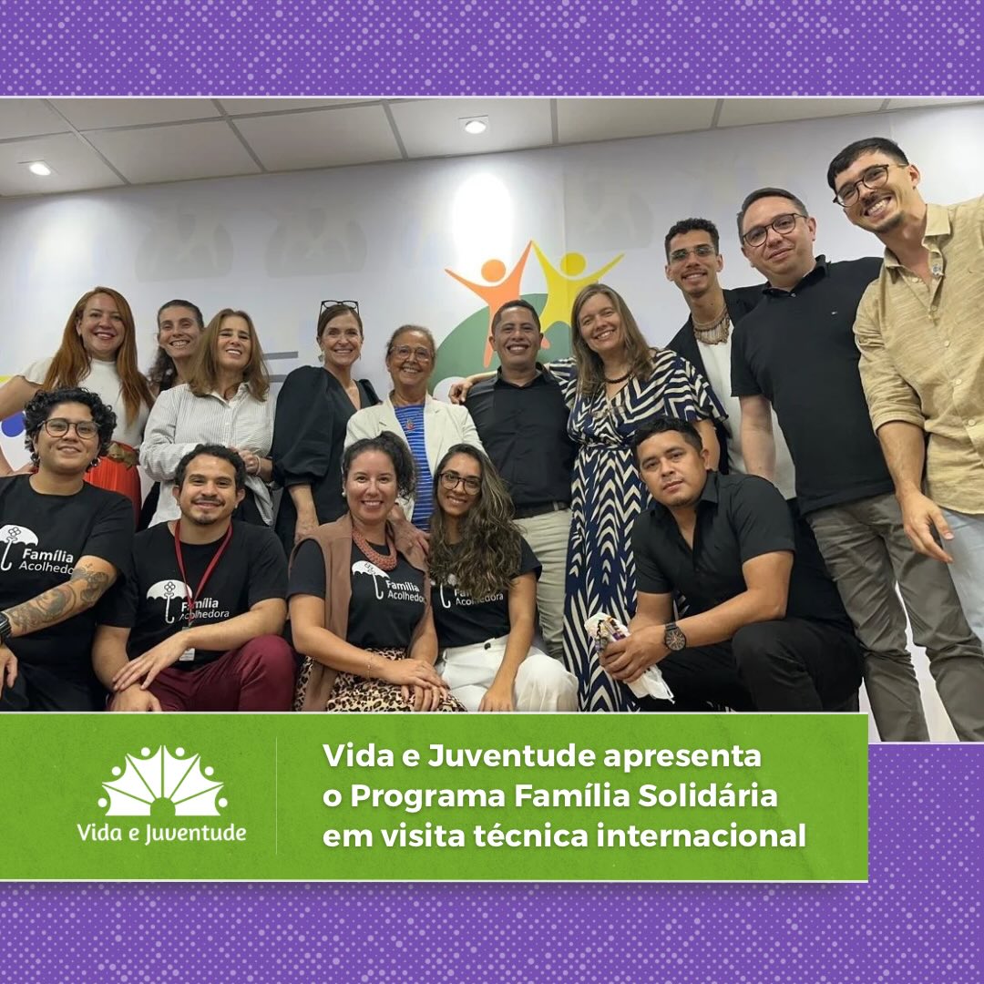 O Vida e Juventude foi convidado a apresentar o Programa Família Solidária às consultoras da visita técnica internacional promovida pela Global Charter for Children’s Care Reform, articulação global que reúne governos e organizações comprometidos com a proteção integral de crianças e adolescentes por meio do cuidado em família e comunidade.
O encontro, realizado no dia 12 de maio, reuniu representantes do Governo Federal, organizações da sociedade civil e famílias voluntárias que atuam no fortalecimento das políticas de acolhimento familiar no Brasil.
Quer saber mais?
Acesse nosso site e confira a matéria completa. Link na bio! 🔗
#VidaeJuventude #famíliasolidária #proteçãointegral #acolhimentofamiliar #juventude