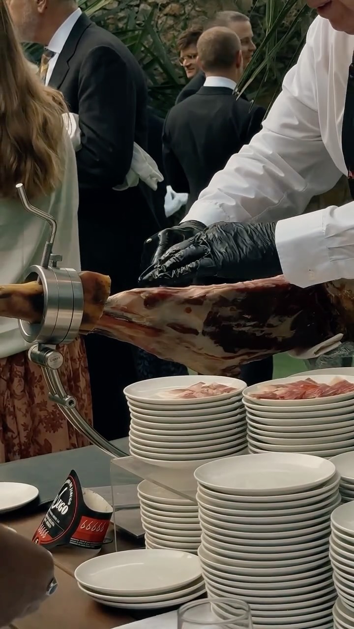 El tiempo se detiene cuando empieza el corte.
El sonido del cuchillo.
El aroma inconfundible del ibérico.
Cada detalle, un ritual.
Jamón ibérico cortado a mano, como merece. ✨
•
Castellano
El tiempo se detiene cuando empieza el corte.
El sonido del cuchillo.
El aroma inconfundible del ibérico.
Cada detalle, un ritual.
Jamón ibérico cortado a mano, como merece. ✨
⸻
English
Time slows down when the carving begins.
The sound of the knife.
The unmistakable aroma of Iberian ham.
Every detail is part of the ritual.
Hand-carved Iberian ham, served the way it should be. ✨
#jamoniberico #spainwedding #weddingfood #viralfood #destinationwedding
