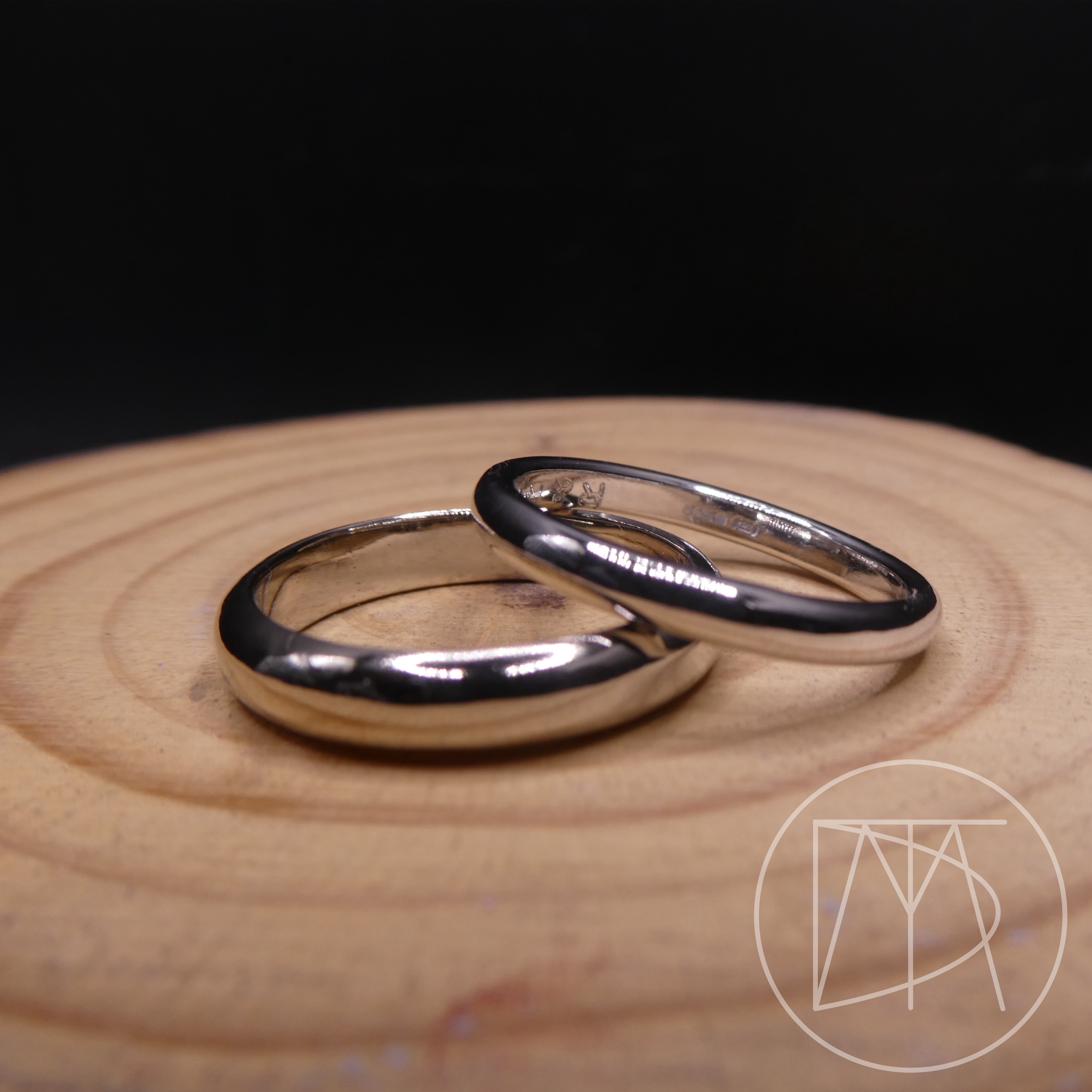 Here’s a stunning wedding set, two very special wedding rings holding the ashes of a much loved and missed daughter. Creating beautiful way to hold her close on such a special day
Two 18ct white gold bands, the thinner of the two has been rhodium plated to brighten its colour.
#ashesring #weddingring #memorialring #cremationring