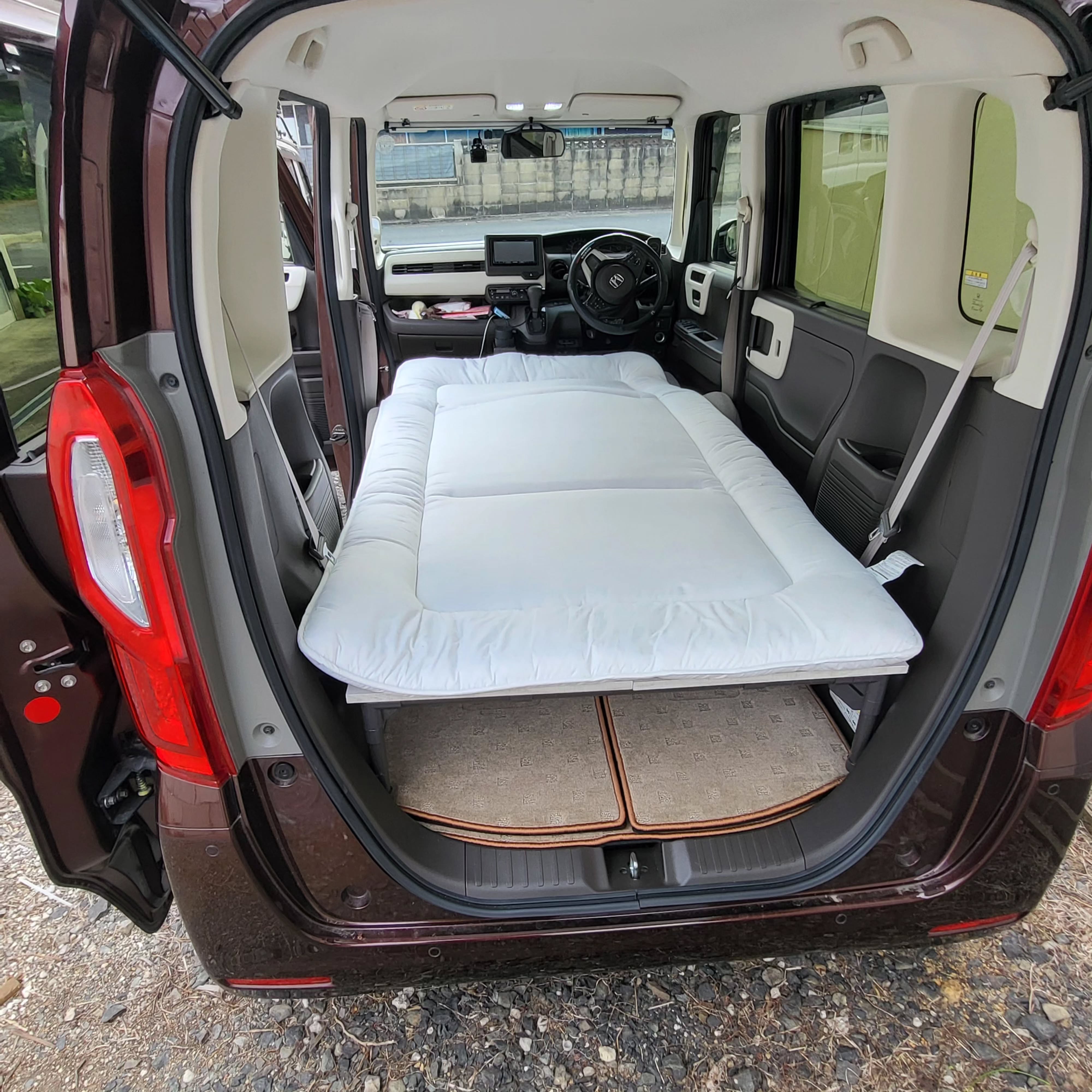 2年前に事務所でこっそり自作してた車中泊用のベッド。
天気が良かったので、布団を干すついでに初めて車内に展開してみました。
なるほどね。
とりあえず寝るだけのお一人様旅なら余裕(笑)
でも暑がり