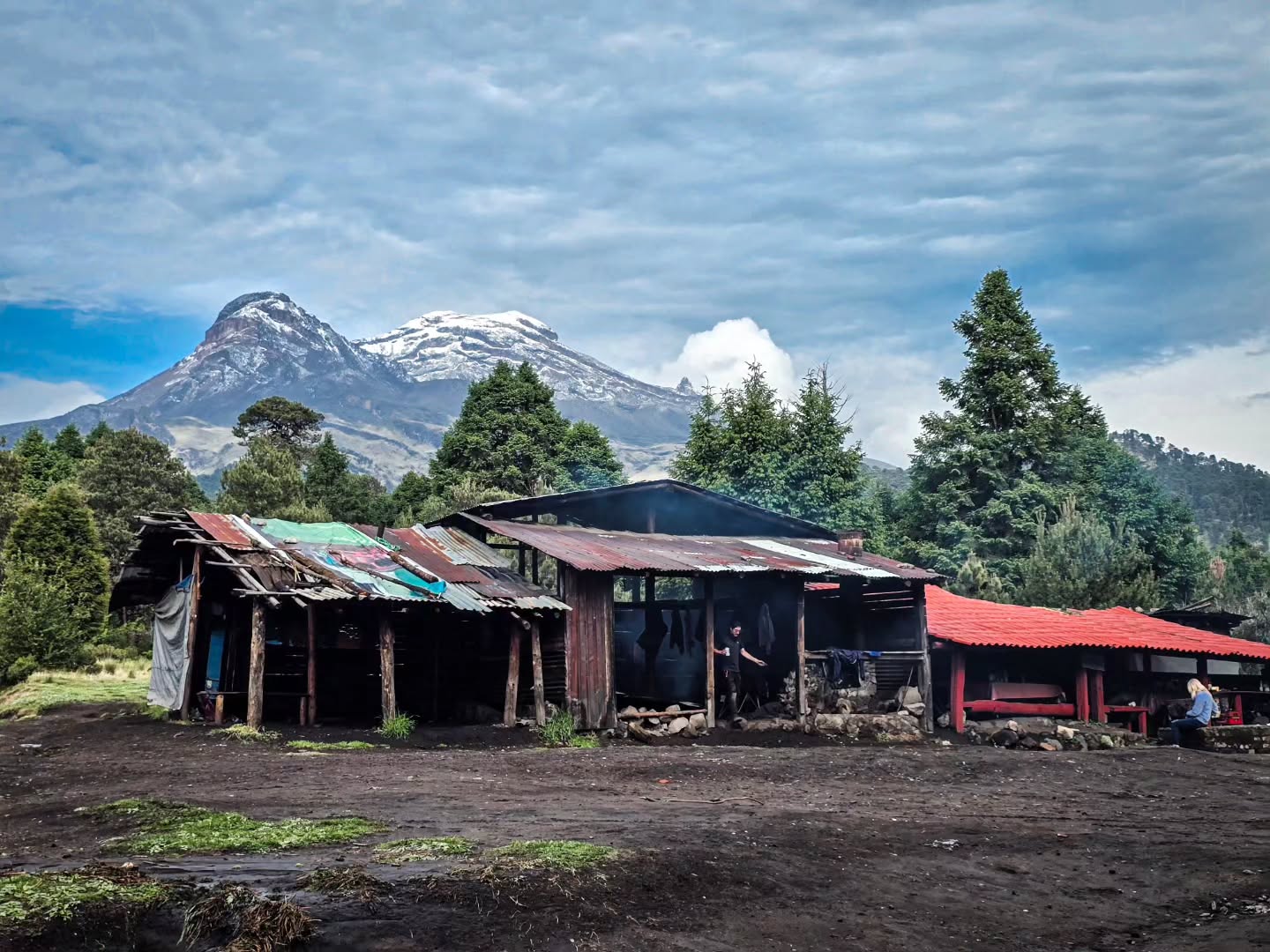Teyotl por Yautepemes ✨️🫶
Un dia totalmente impredecible; nos tocó lluvia, granizo y un cielo azul con nubes pero totalmente bello. Hicimos el ascenso en 10 horas haciendo algunas paradas principalmente para comer y resguardados del clima 🥶
La pasamos chicle bomba 👌🙂↔️
Queremos mas clientes asi de fuertes esta temporada 💪
Gracias infinitas
@flowerpower942 🔥
Akavane 🔥
#Iztaccíhuatl #mountainguide #Yautepemes #Teyotl