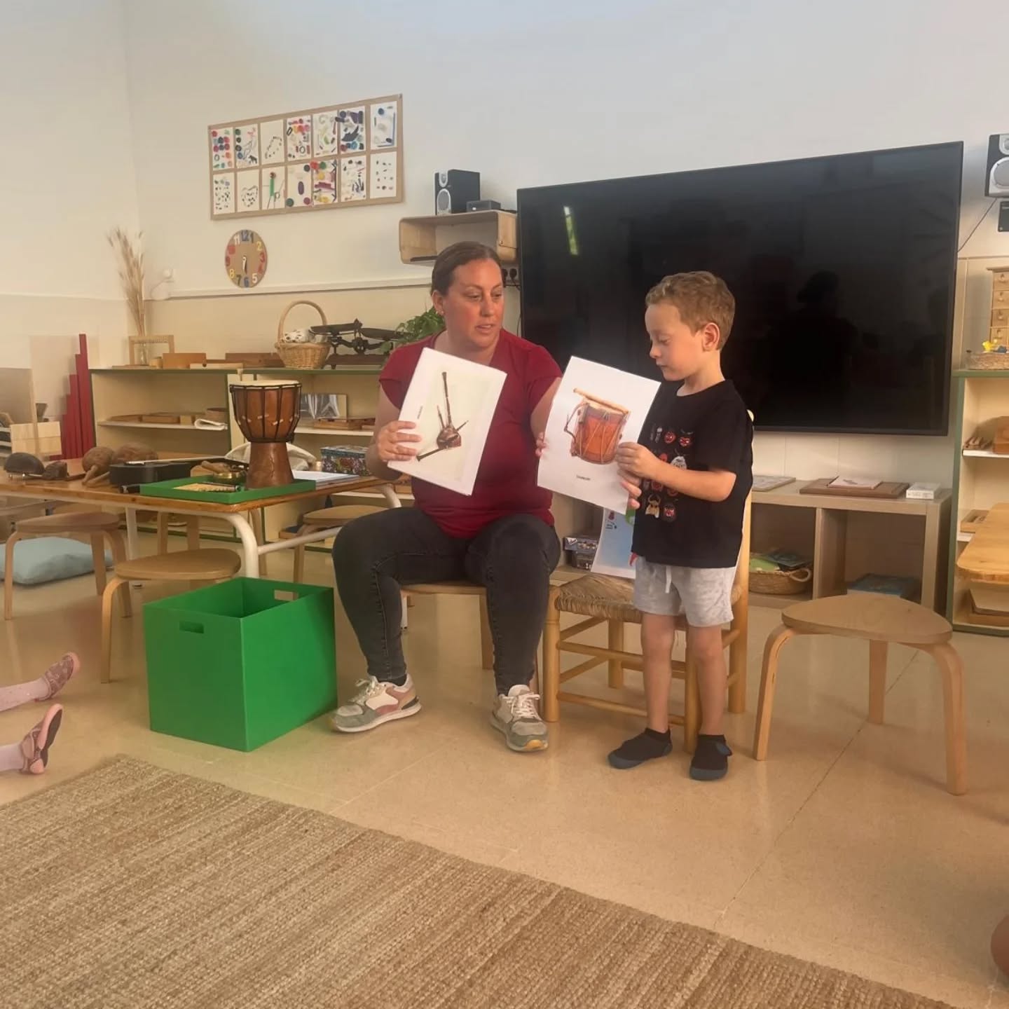 Divendres passat vàrem poder comptar amb na Sandra, la mare d'en Pau, que ens va venir a fer un taller també emmarcat dins "Moments màgics en família" i ens va ensenyar diferents instruments d'arreu del món: maraques, bol cantador, djembé, güiro granota, ukelele, flauta de pan, kalimba de coco i el nostre estimat siurell!!...en fi, tot un desplegament d'instruments que, al final de la sessió vàrem poder fer sonar. També ens va mostrar un llibre que es diu "La volta al món en 80 instruments", una xulada de llibre! Moltíssimes gràcies, Sandra per aquest taller tan interessant i que també contribueix a fer tribu una vegada més!