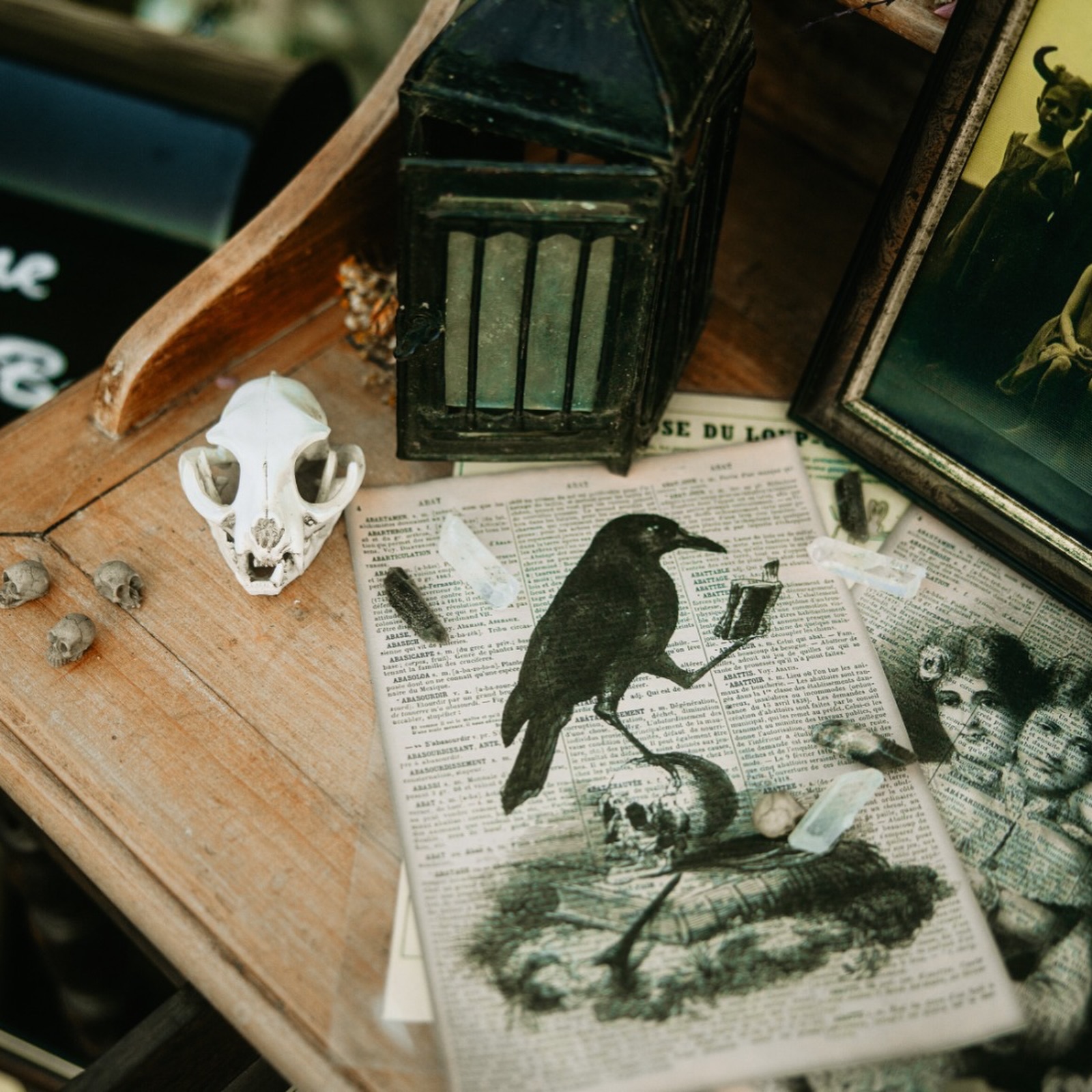 • 𝙲𝚛𝚘𝚠 𝚢𝚘𝚞 𝚍𝚘𝚒𝚗𝚐 ?
• Il y a des symboles qui nous choisissent sans qu’on sache vraiment pourquoi. Le corbeau, pour moi, est arrivé dans une période de grands changements.
Comme un guide silencieux. Un repère. Un messager.
• Depuis, il m’accompagne partout. Dans ma vie personnelle, dans mes projets, dans mes doutes aussi. Je le vois un peu comme un ami bienveillant qui me souffle que tout va bien se passer. Mon petit gri-gri. Mon surnom aussi : )
• Le plus fou, c’est qu’avant chaque mariage… je trouve une plume. Toujours. Comme un signe discret que je suis exactement à ma place. Et cela n’a pas loupé le jour de Doriane & Ben.
• On associe souvent le corbeau au mystère, aux présages négatifs. Moi, j’y vois surtout l’intuition, la transformation et la protection 🖤
• Racontez moi ce que sont vos petits porte-bonheur, je suis curieuse !
📸 @chloedaumal
——
Je suis Mélodie, fondatrice de l’agence aimedeuxfois. Spécialisée dans l’organisation et la décoration de mariages émotionnels, j’accompagne les couples en quête de sérénité et de créativité venant de toute la France et de l’étranger ✌️
#mariage #mariagesudouest #weddingvibes #weddingplannerbordeaux #crow