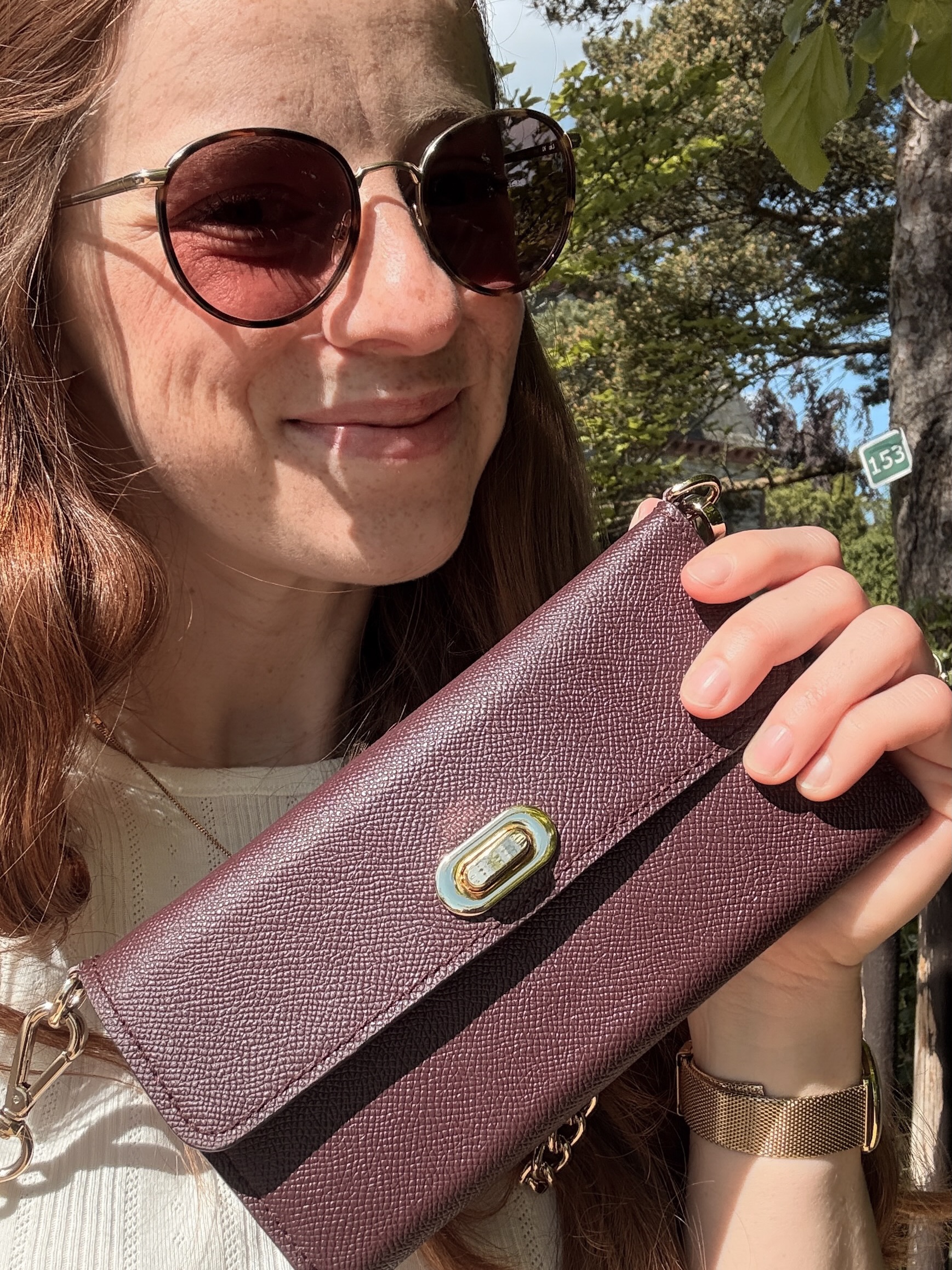 ✨Endlich hat meine Bags & Pieces-Sammlung Zuwachs bekommen.
Schon seit einiger Zeit nähe ich immer wieder Taschen und Accessoires von Bags & Pieces und wollte meine Kollektion unbedingt noch um ein passendes Portemonnaie ergänzen 🤍
Entstanden ist das The Flap Wallet aus dem wunderschönen Leder Aubergine Caviar 🍇
Besonders schön finde ich, dass es nicht nur als Portemonnaie funktioniert. Im LEGOLAND durfte es bereits als kleine Mini-Handtasche mitkommen – und sogar mein Handy passt hinein 📱✨
Ich liebe solche Projekte, bei denen Form, Material und Farbe so harmonisch zusammenspielen. Der satte Aubergine-Ton fühlt sich für mich gleichzeitig edel, zeitlos und ein kleines bisschen besonders an.
Und falls ihr euch bisher noch nicht an Leder herangetraut habt: Die Projekte von Bags & Pieces sind wirklich anfängertauglich. Durch die ausführlichen Video-Anleitungen und die bereits vorbereiteten Einzelteile gelingt der Einstieg überraschend leicht 💫
Übrigens gibt es die Caviar Special Edition aktuell auch in weiteren wunderschönen Farben. Wenn ihr also schon länger mit einem Lederprojekt liebäugelt, lohnt sich ein Blick auf jeden Fall 👀
💬 Verratet mir mal: Seid ihr Team „kleine Tasche für das Nötigste“ oder schleppt ihr lieber das halbe Leben mit euch herum? 😄
Unbezahlte Werbung wegen Markennennung @bagsandpieces.co