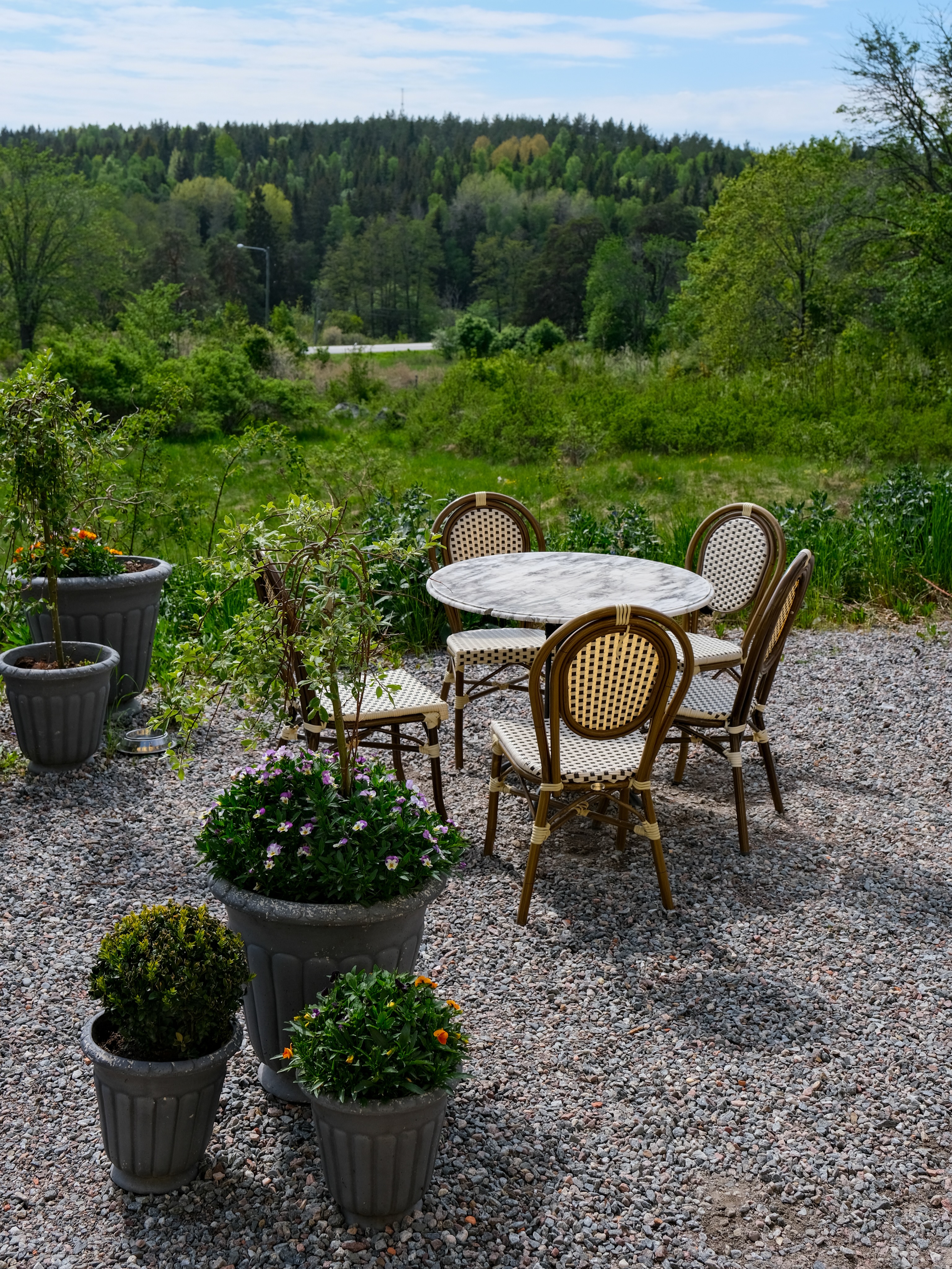 Hos oss på Villa Ed möts inredning, skönhet, mode, hälsa & café i en varm och inspirerande miljö. En plats där människor får landa, njuta och inspireras 🌿
Vi på Villa Ed
Inredningsbutik @villaedinredning
Klädbutik @villaed_by_glozzy
Café & Bistro @cafevillaed
Frisörer @villaed.frisorerna
Injektionsbehandlare @beautylin.se
Kroppsvård & Massage @lindaholtzkroppsvard
Inemotion Psykologi @inemotionpsykologi
Keramik @lerkallan
Skulpturskogen Villa Ed
Hundfrisör @tassochtrimbyjosefin