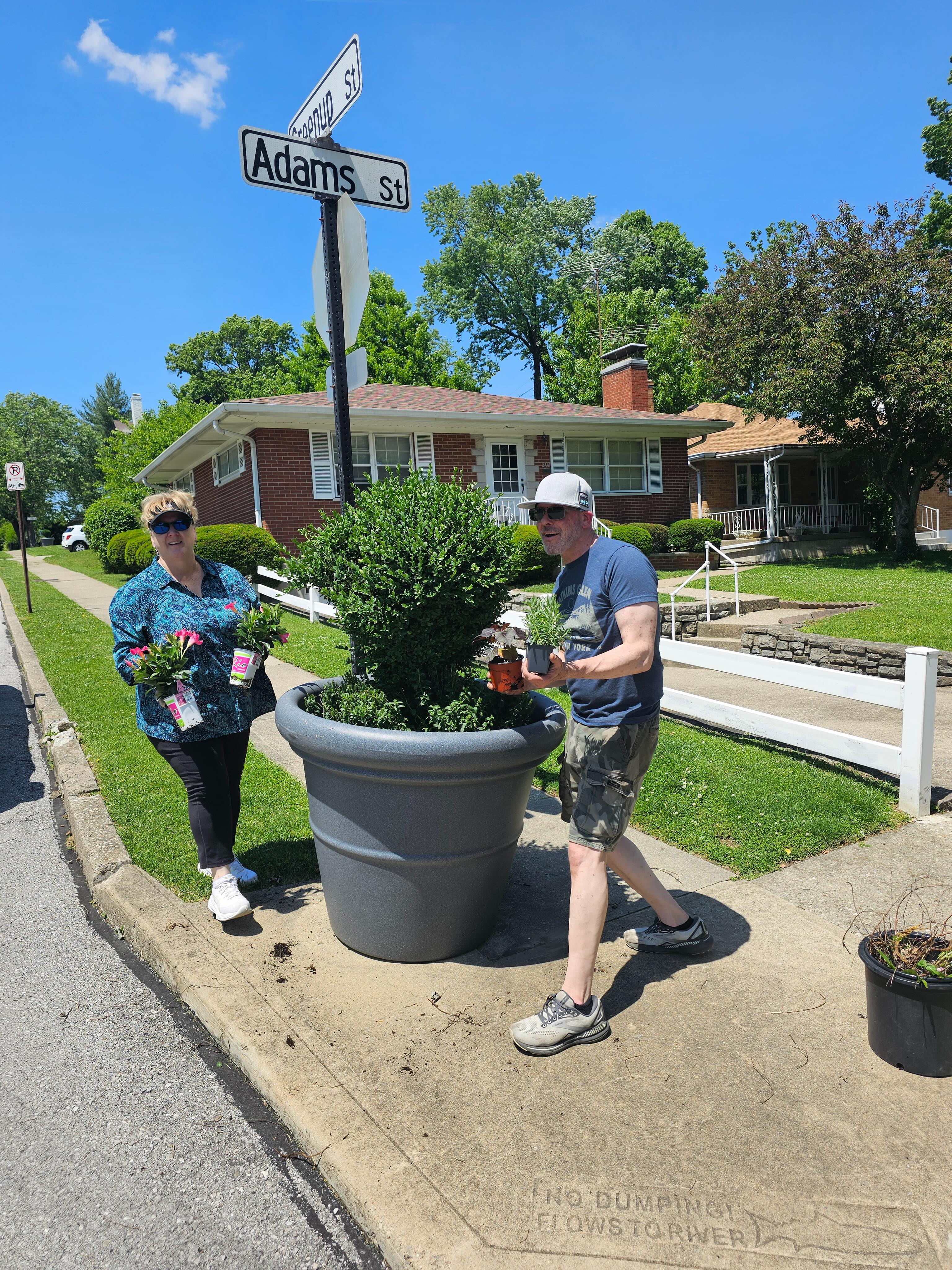 Levassor Park Neighborhood Association used their Covington Green-Up grant to fill the flowerpots around their neighborhood 🌷 Reach out to us if you want to learn more about the partnerships we have with neighborhood groups!