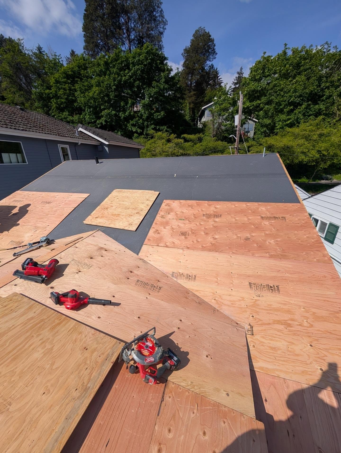 Last step on our roof assembly- fasten 1/2" plywood on top of foam with nails into the perimeter curb and 6" screws in the field. Now the roofers can come install their underlayment and prep for the standing seam metal roof!
#buildingscience #roofing #highperformancebuilding