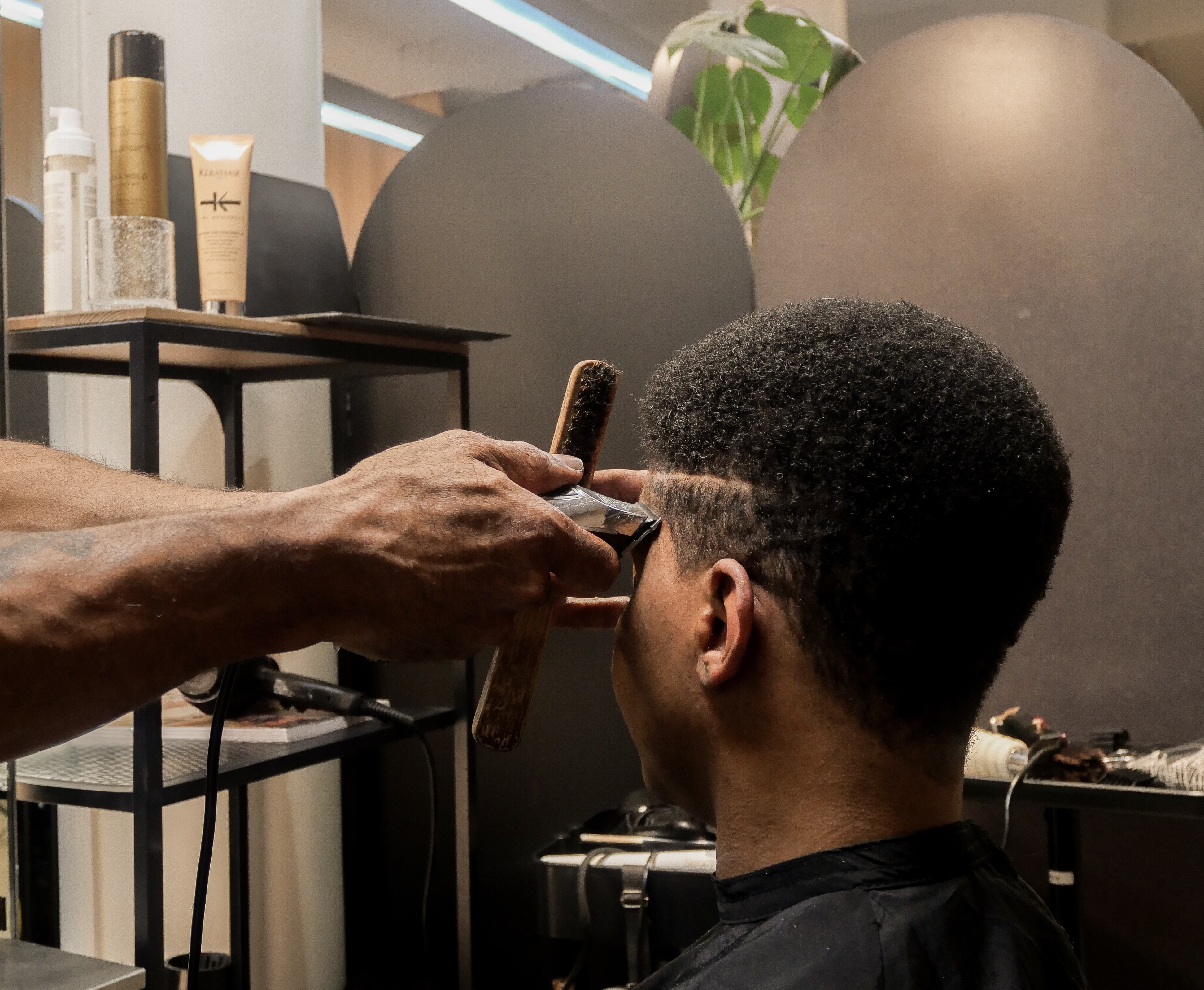 Chaque détail compte ! ✨☀️
✂️ : @gillesboldron
#lafabrica #coiffeurparis #paris #hairstyle